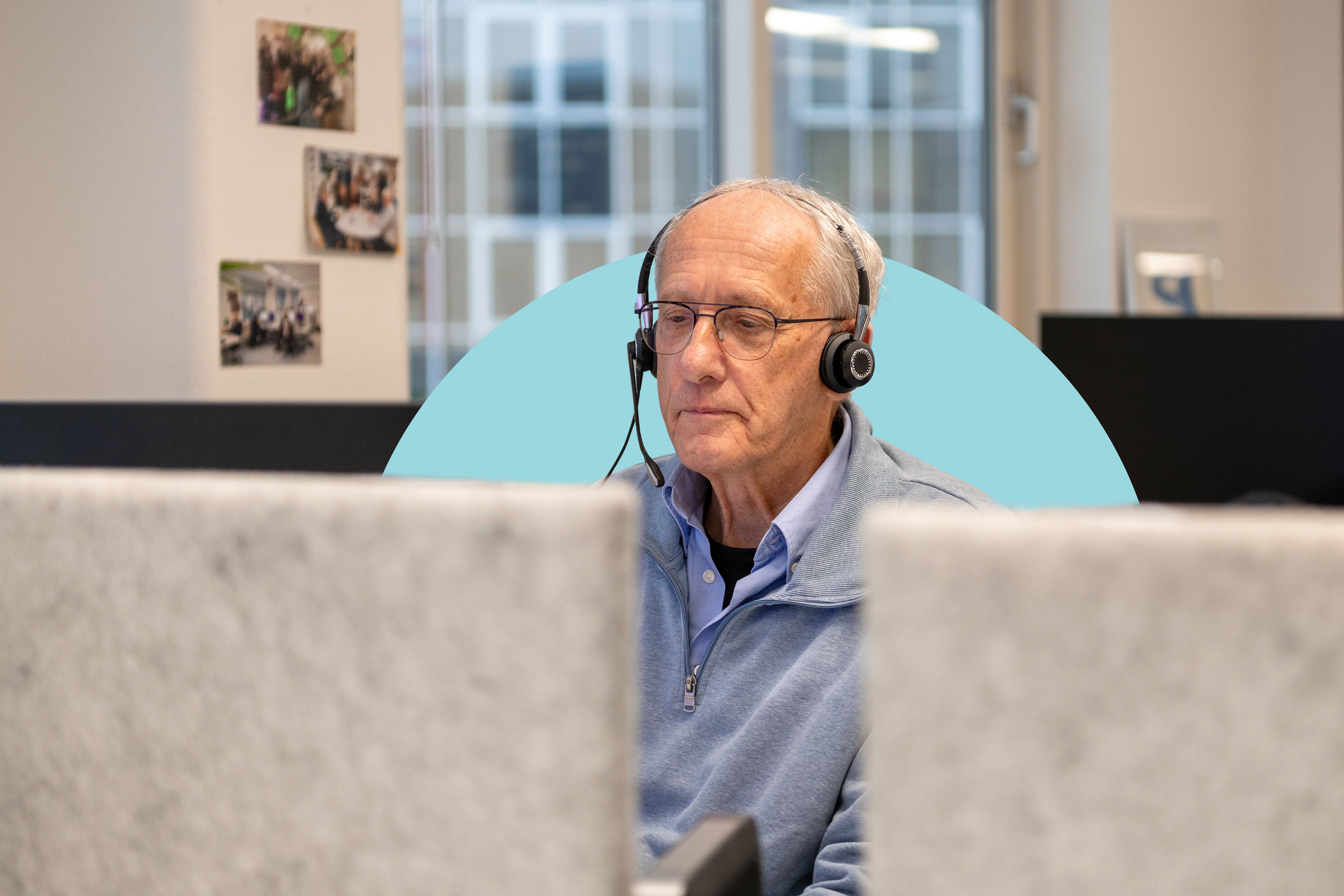Man met headset aan de telefoon
