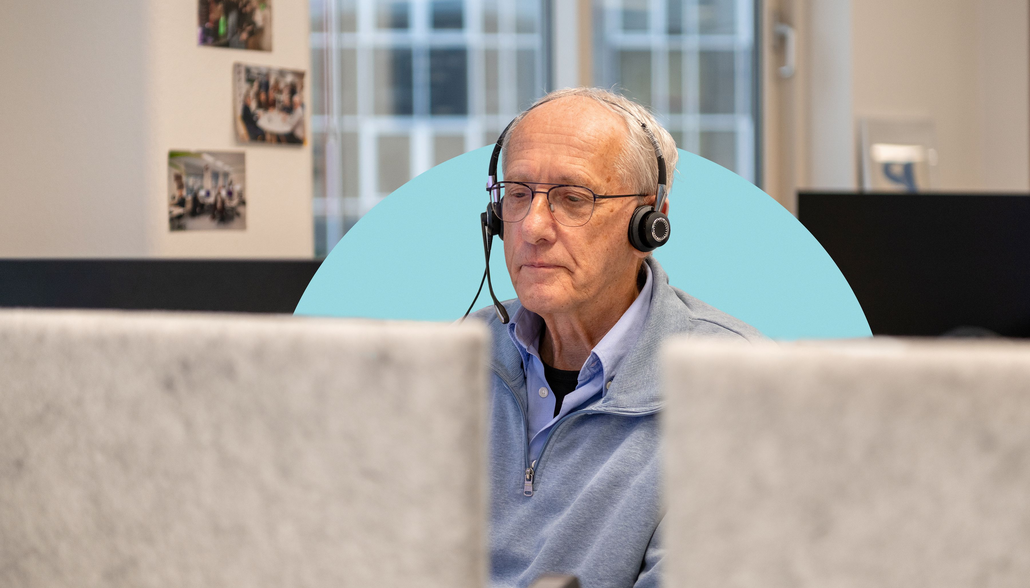 Man met headset aan de telefoon