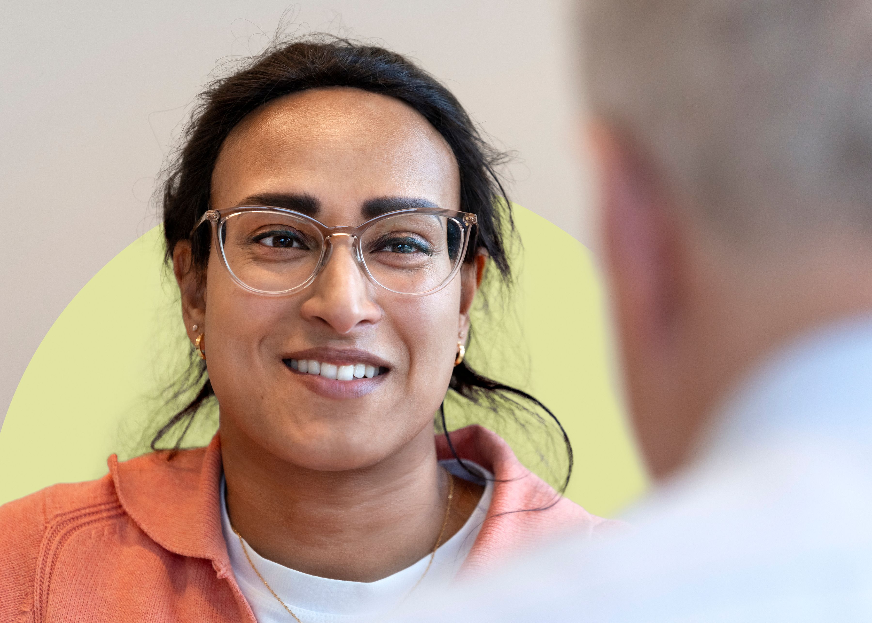 Payal in gesprek met collega op kantoor