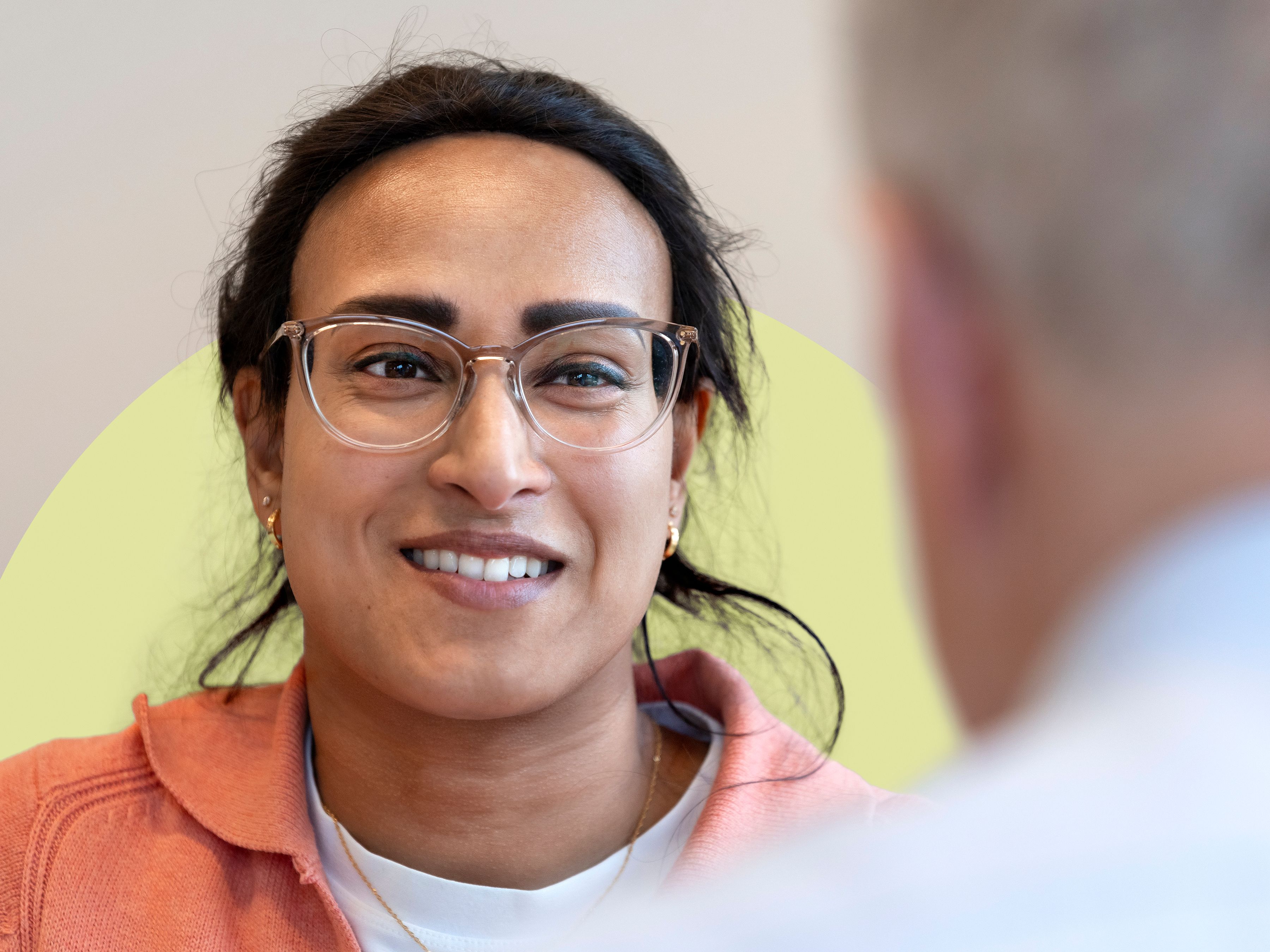 Payal in gesprek met collega op kantoor