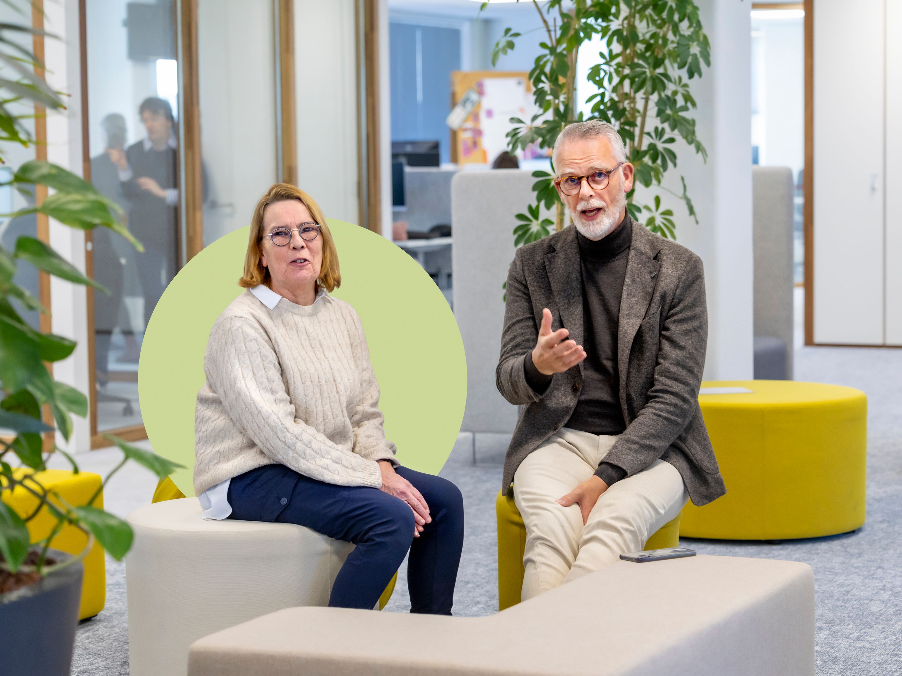 Foto van Christina met collega op kantoor