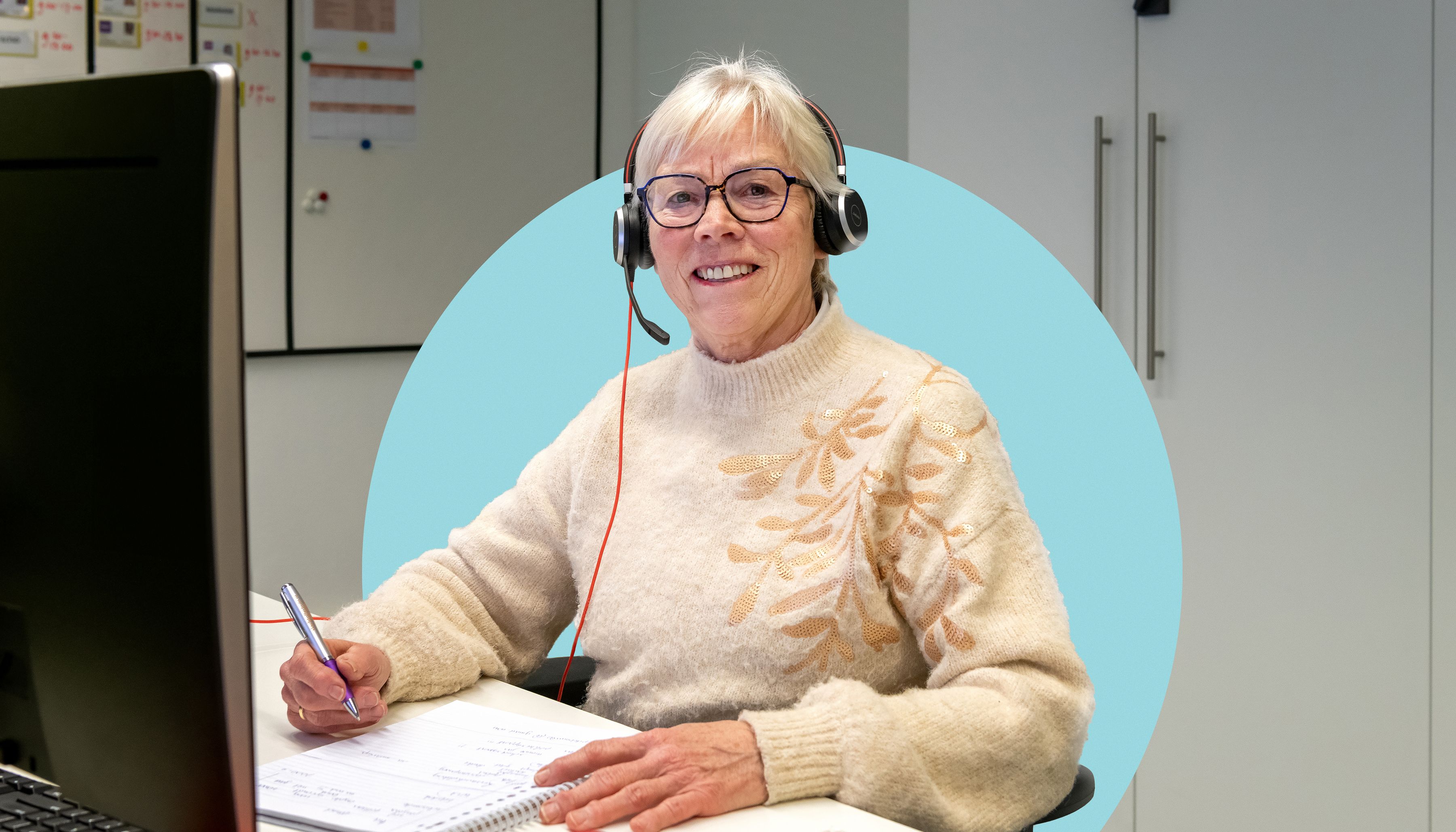 vrouw met headset kijkt in camera