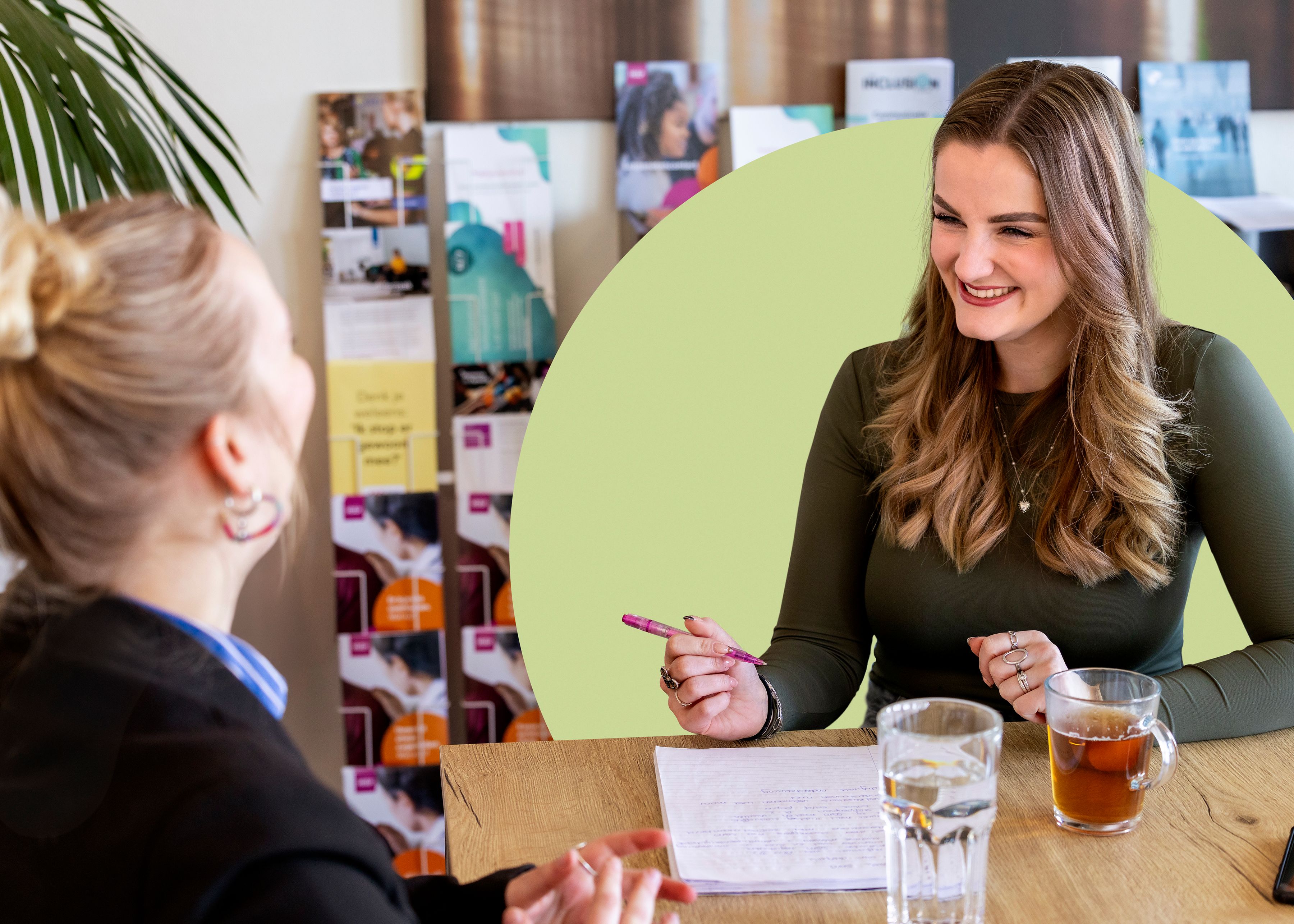 Foto van Lisa met collega op kantoor