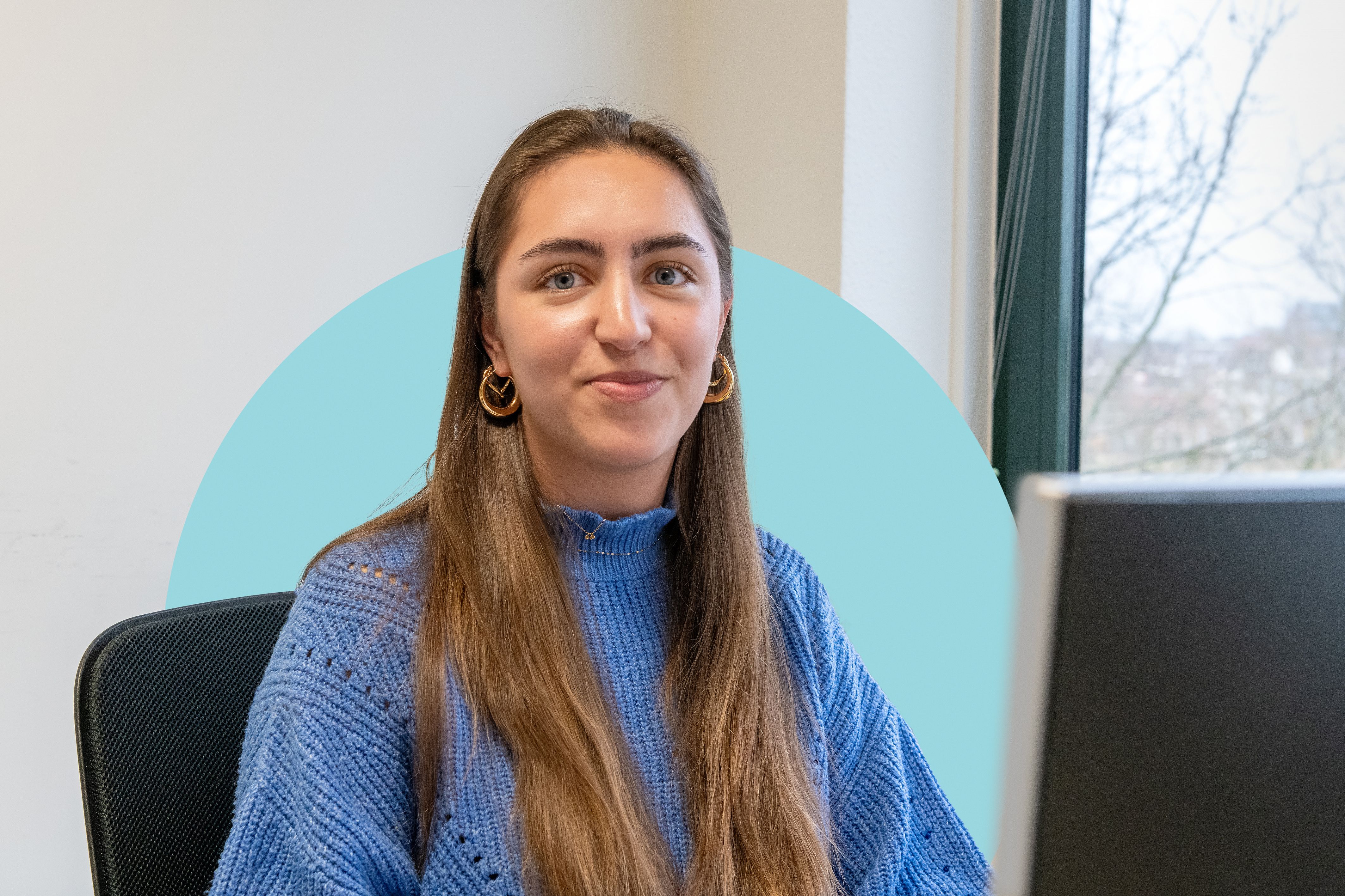 stagiaire kijkt in camera