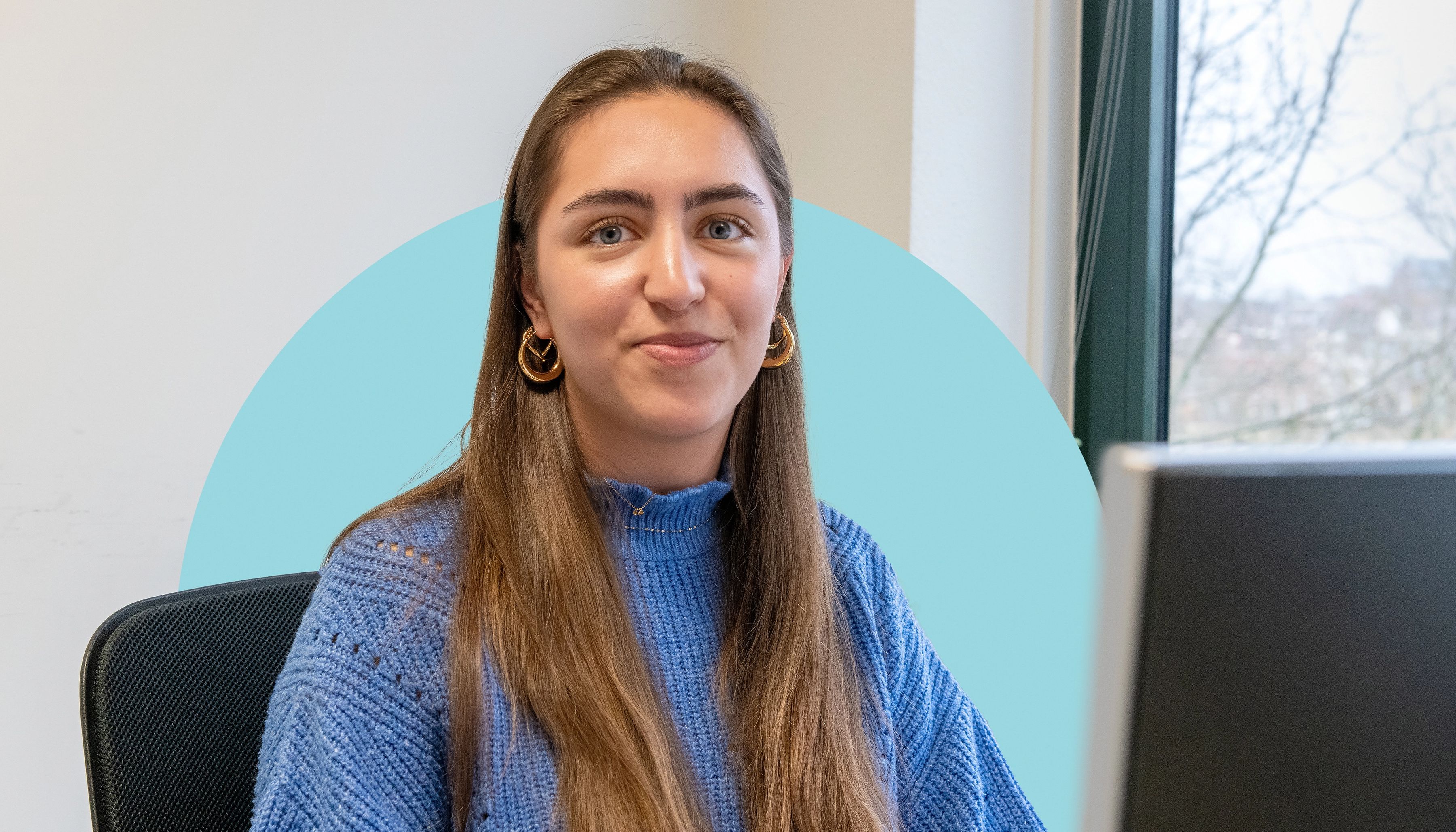 stagiaire kijkt in camera