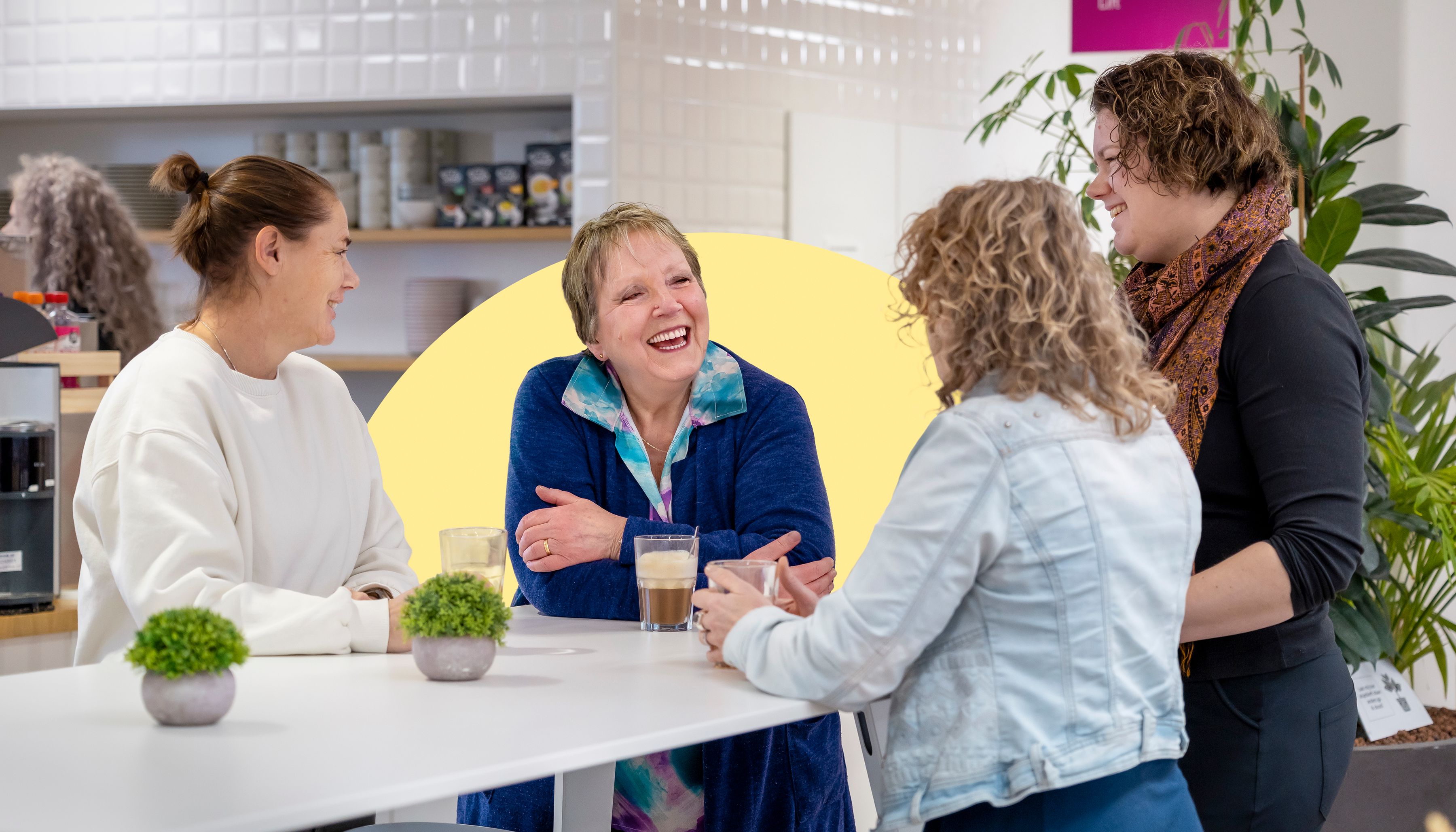 4 vrouwen in gesprek aan tafel