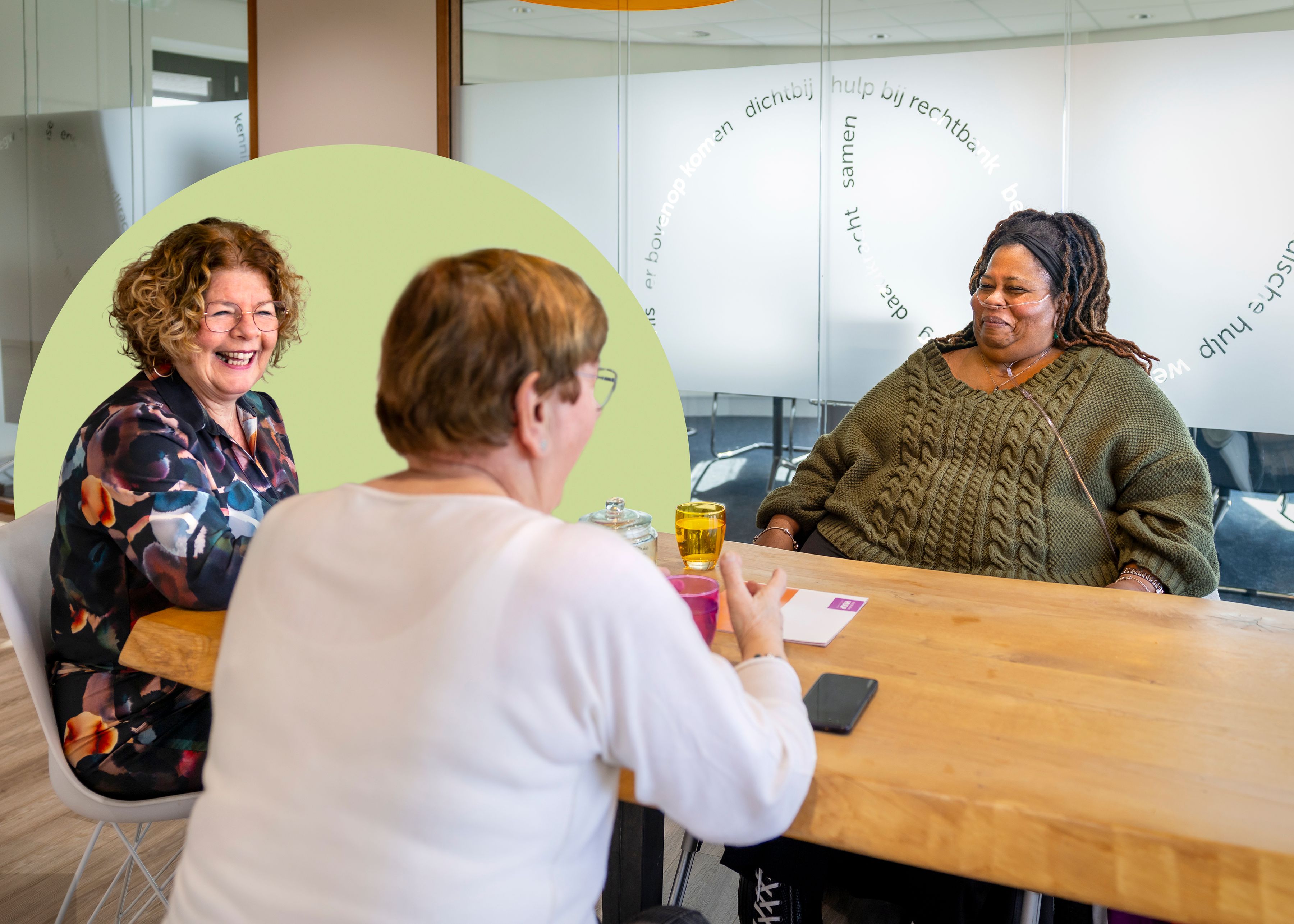 Foto van Anja op kantoor met 2 collega's