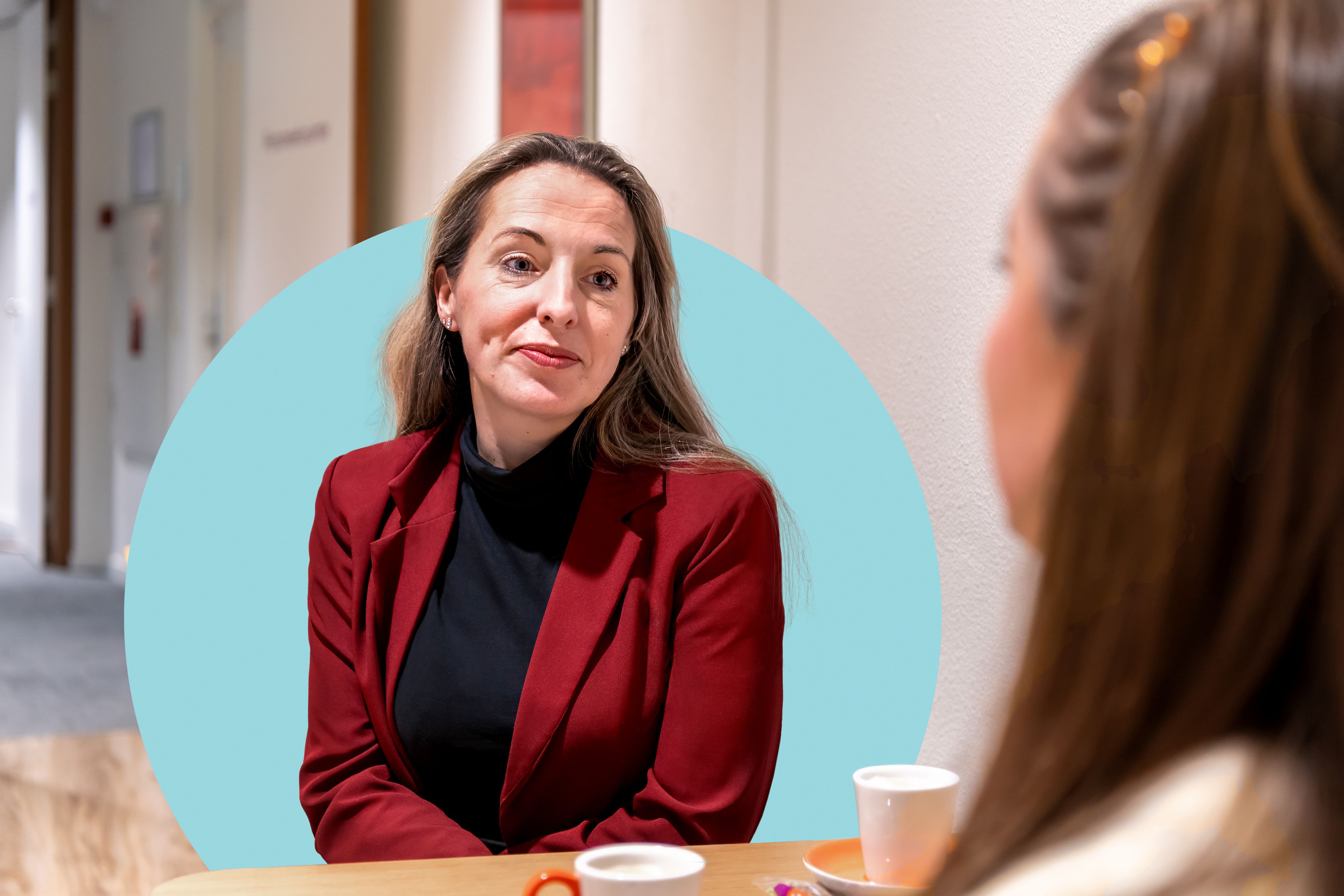 medewerker in gesprek