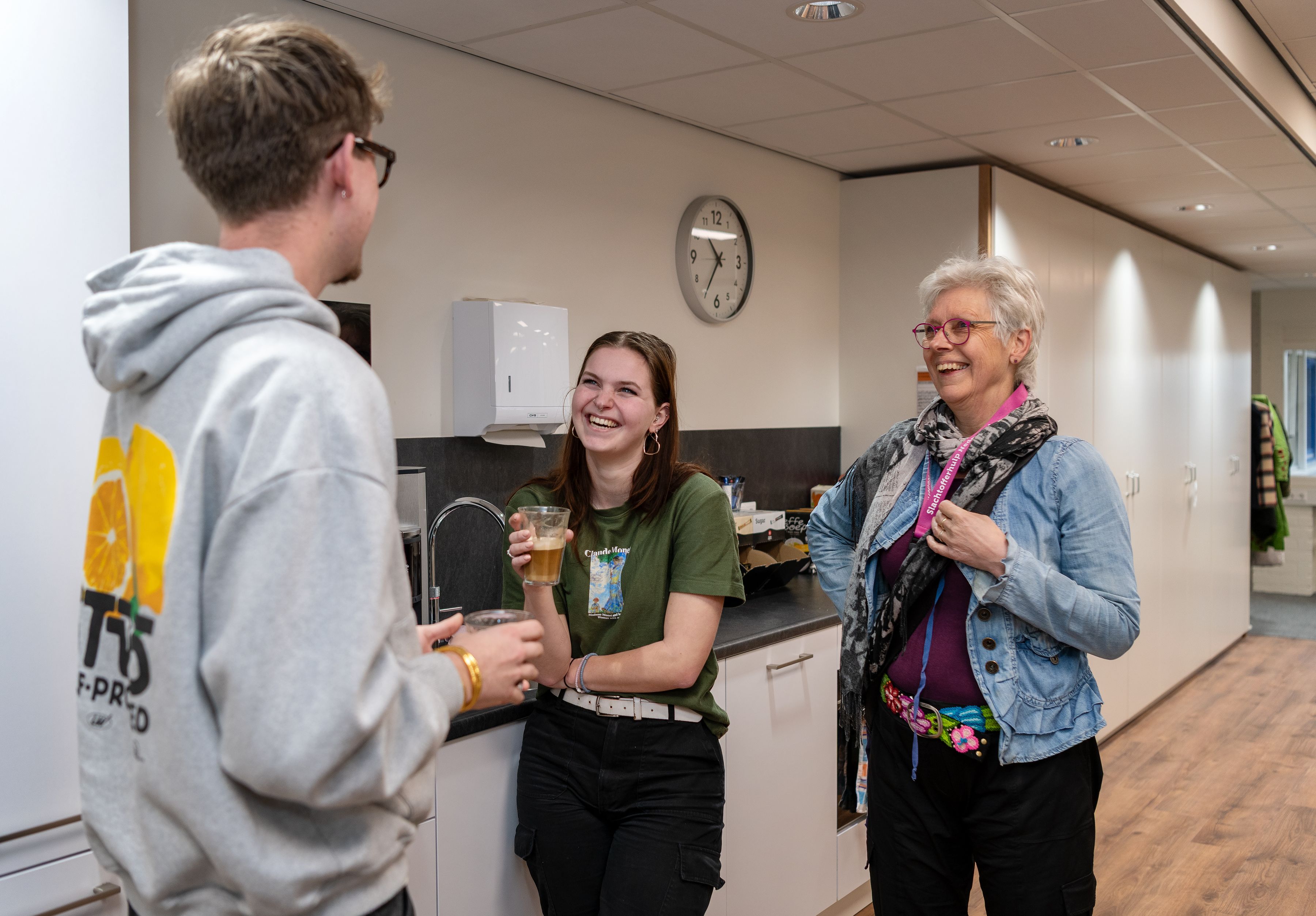 3 collega's in gesprek in de keuken