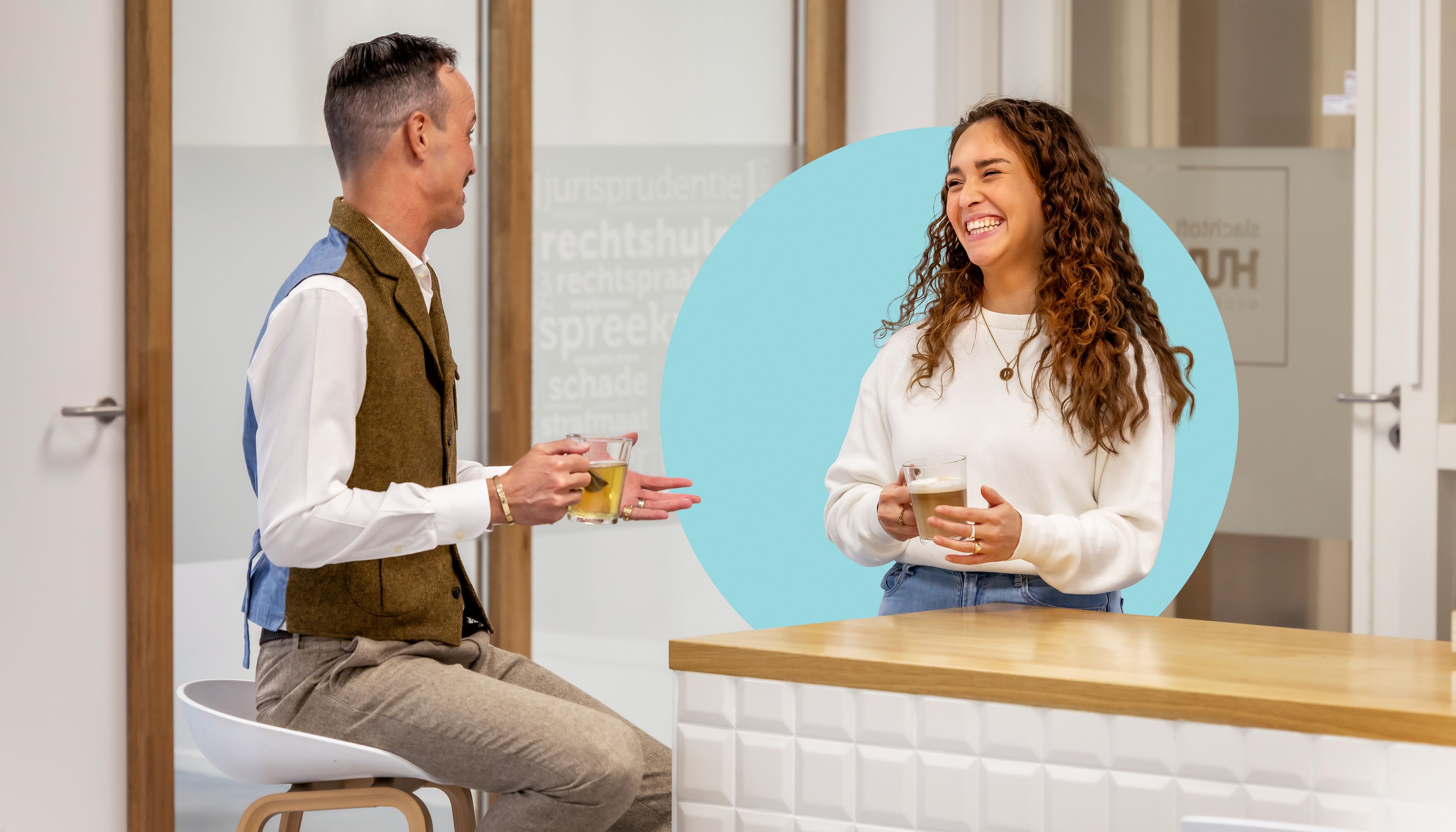 collega's drinken kop koffie