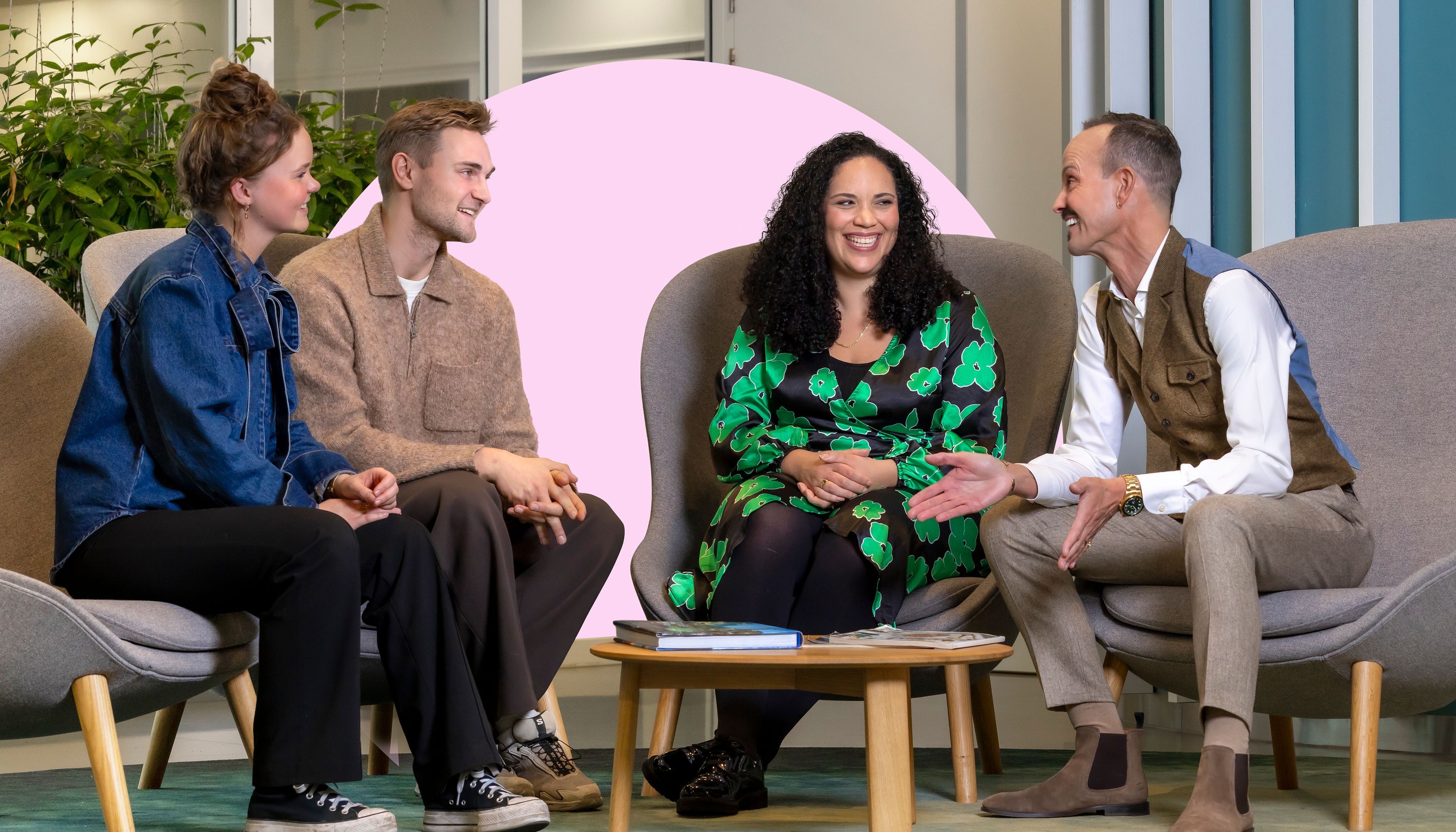 groepsfoto, vier medewerkers met elkaar in gesprek