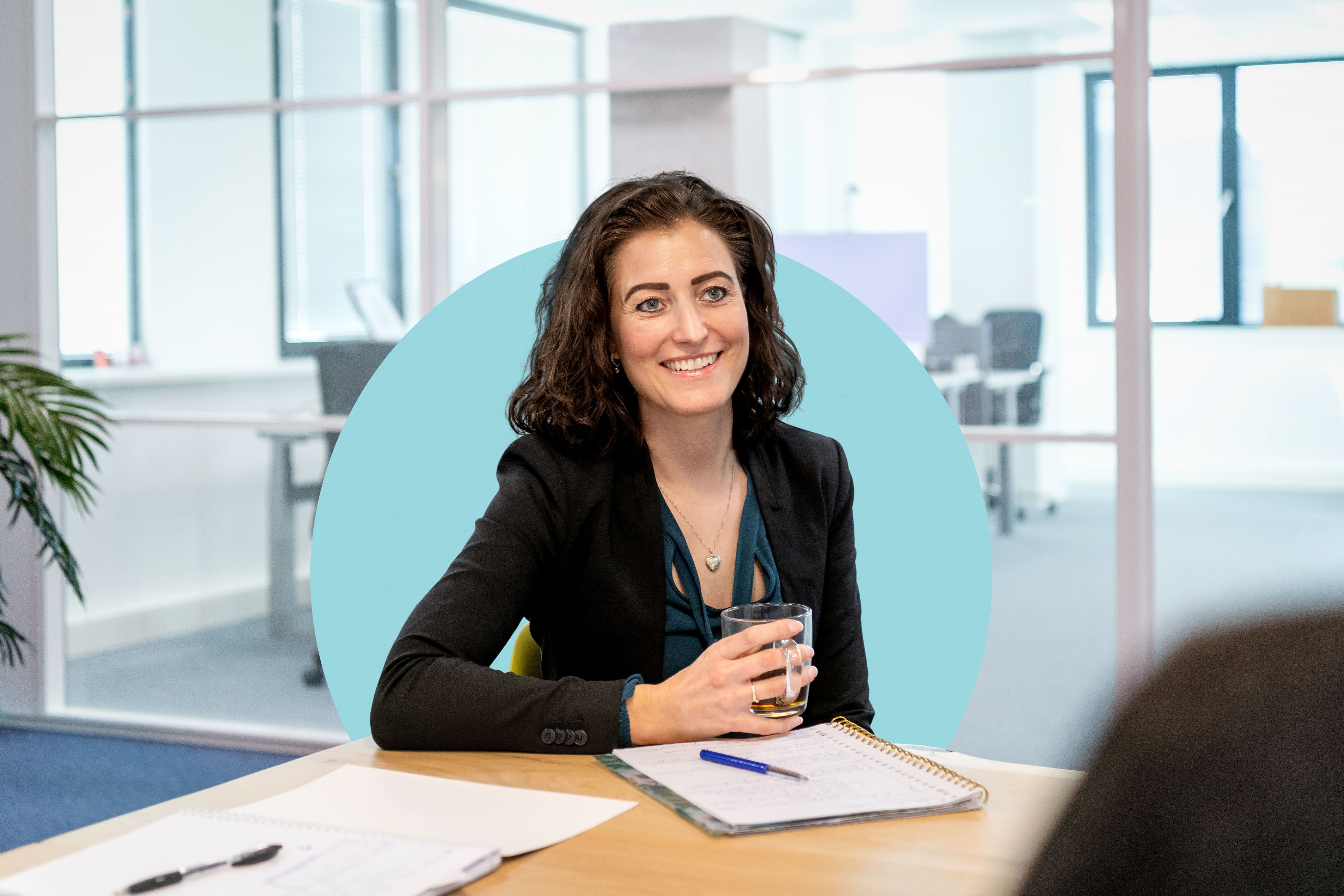 medewerker aan tafel in gesprek
