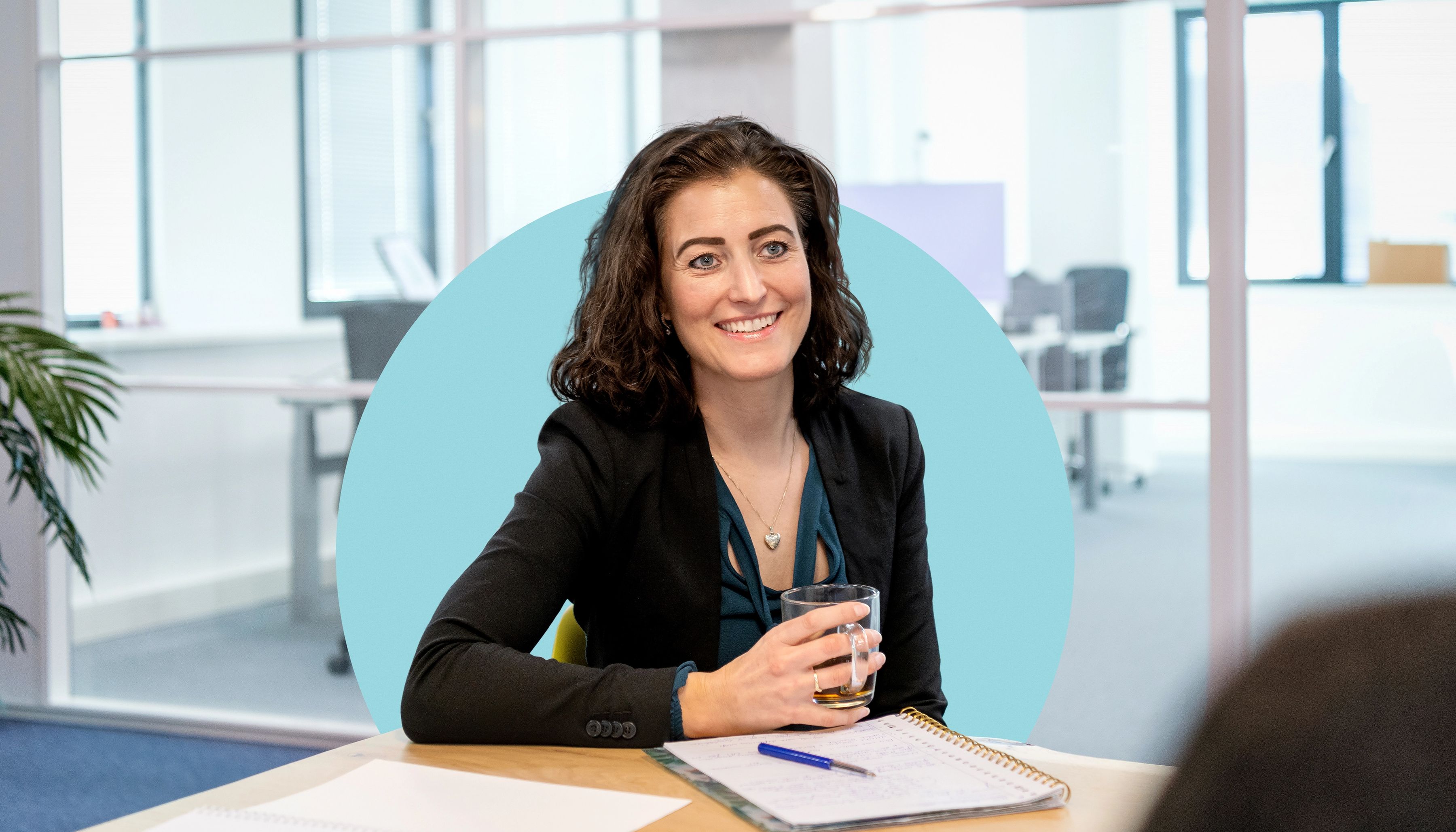 medewerker aan tafel in gesprek