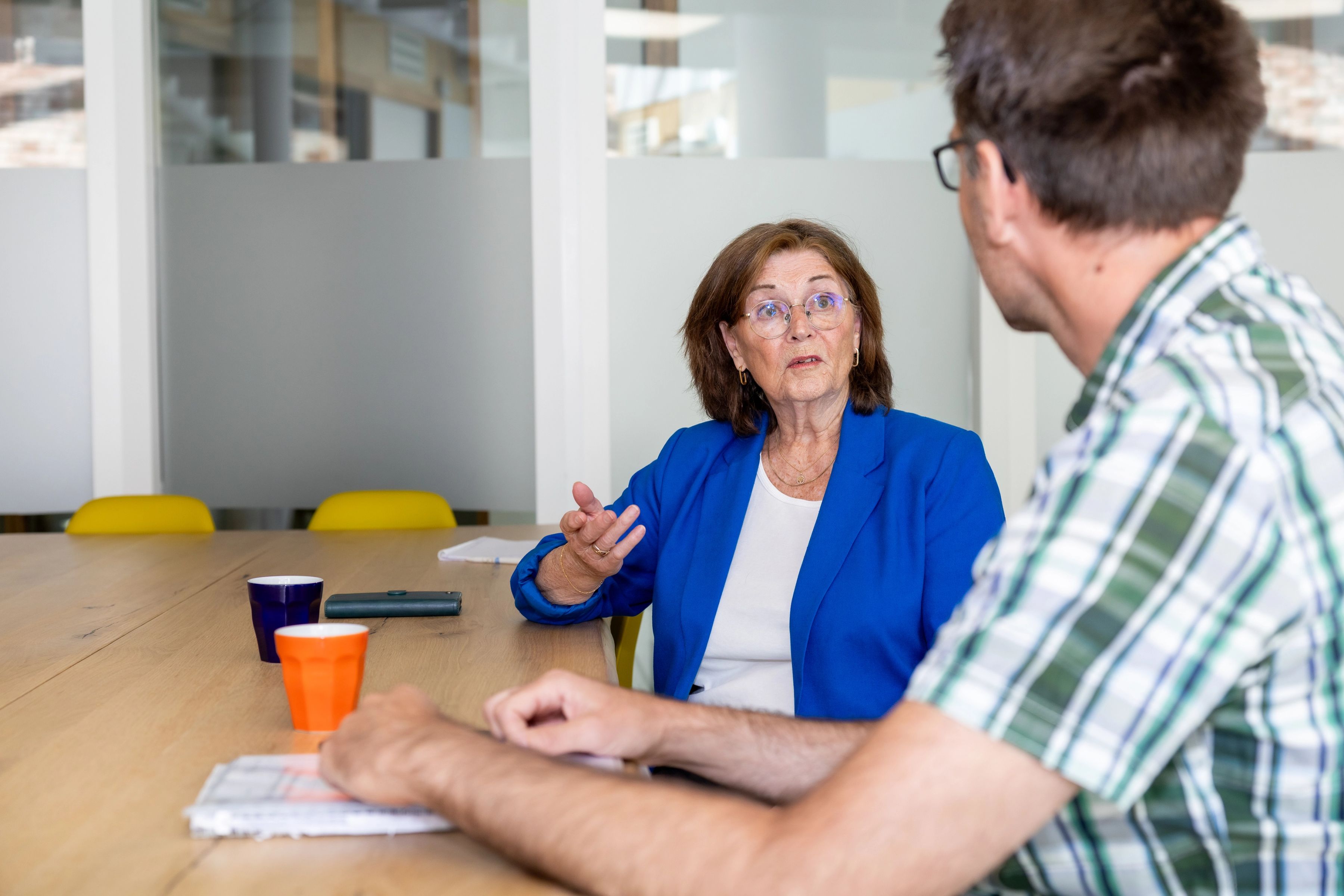Hilke in gesprek met een collega aan de lunch tafel