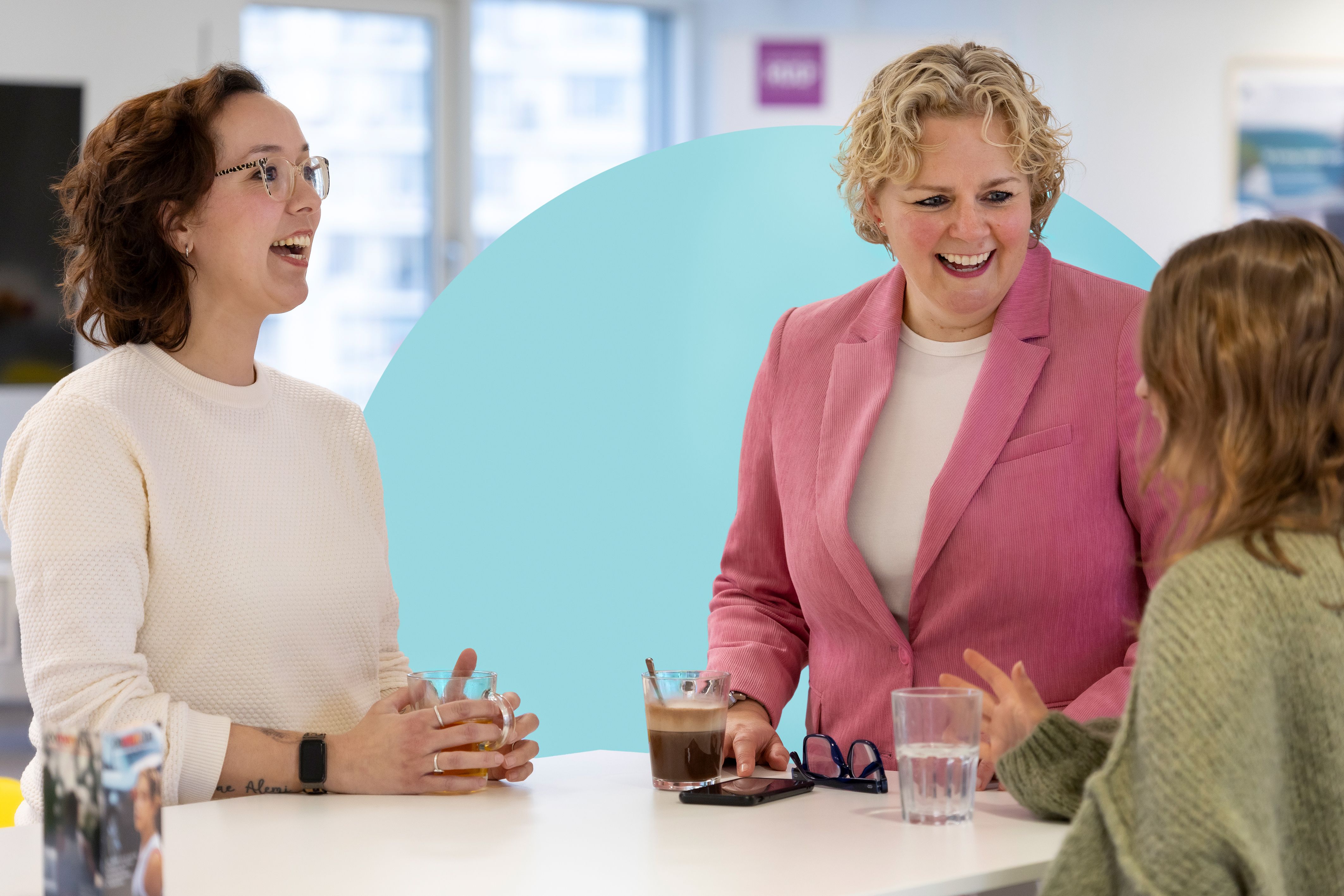 3 vrouwen in gesprek met elkaar