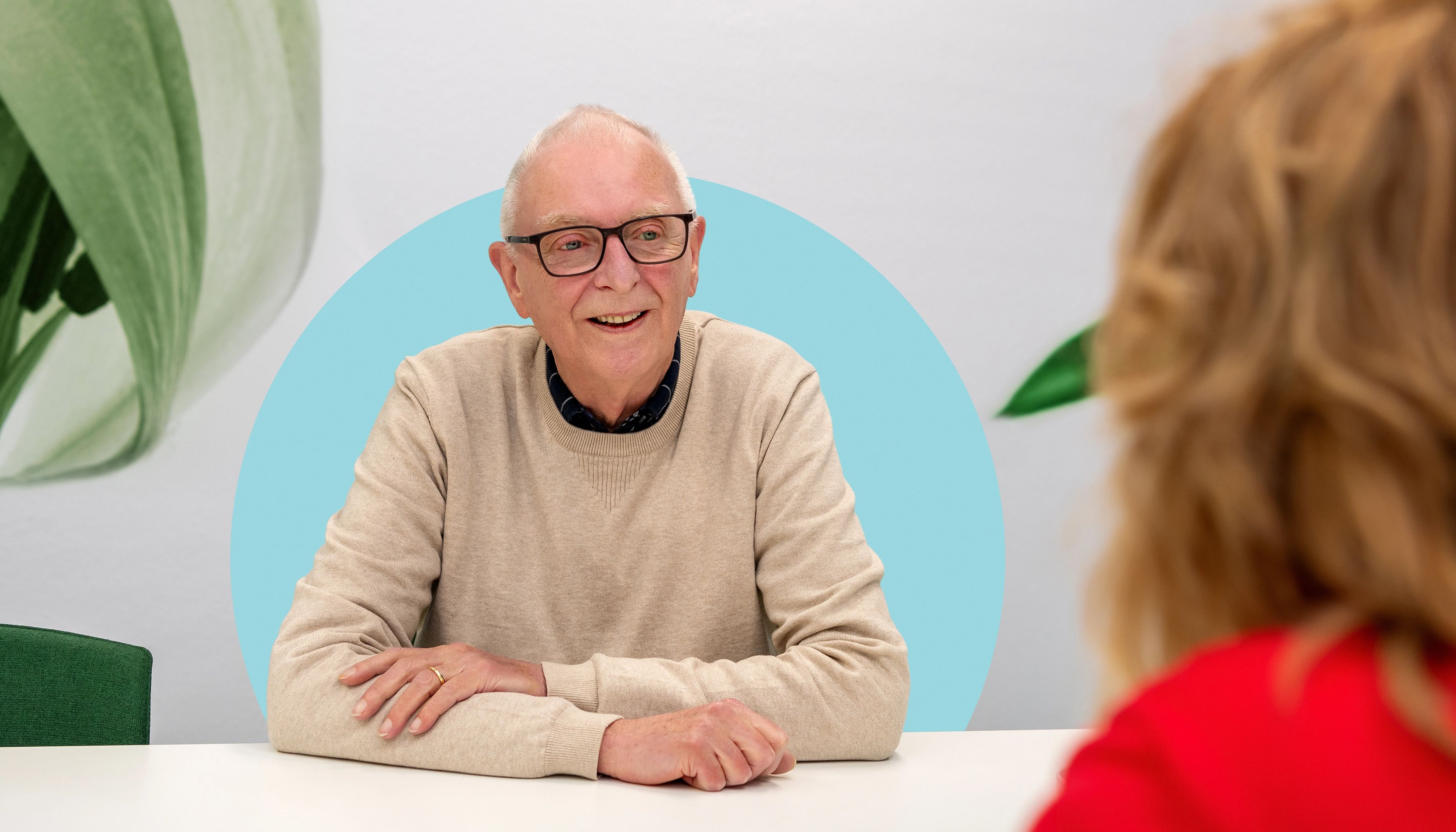 medewerker in gesprek aan tafel