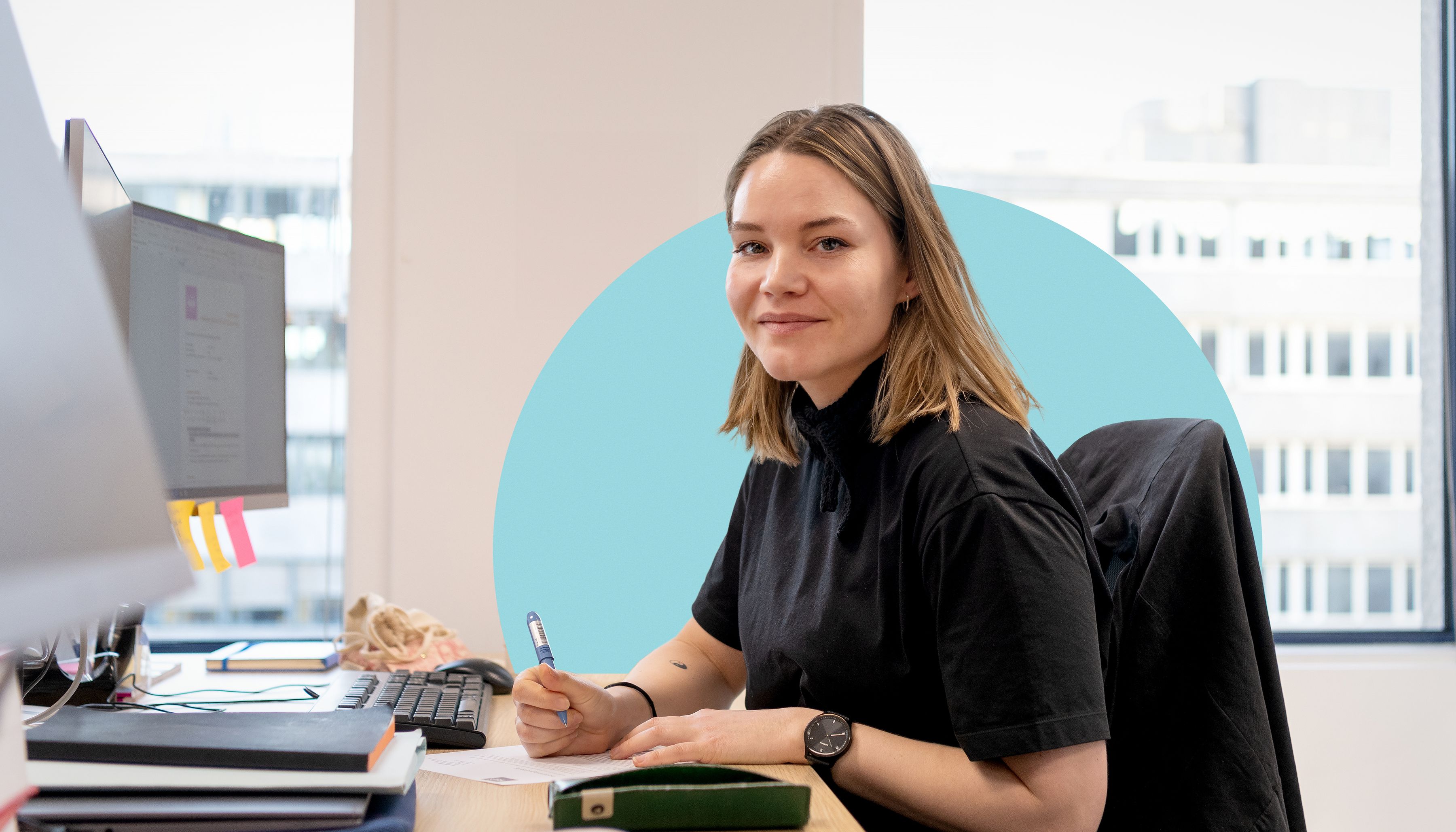 medewerker op kantoor aan het werk