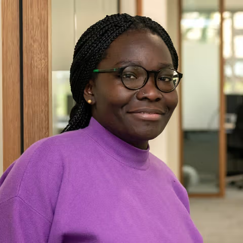 Mevrouw die vriendelijk lacht