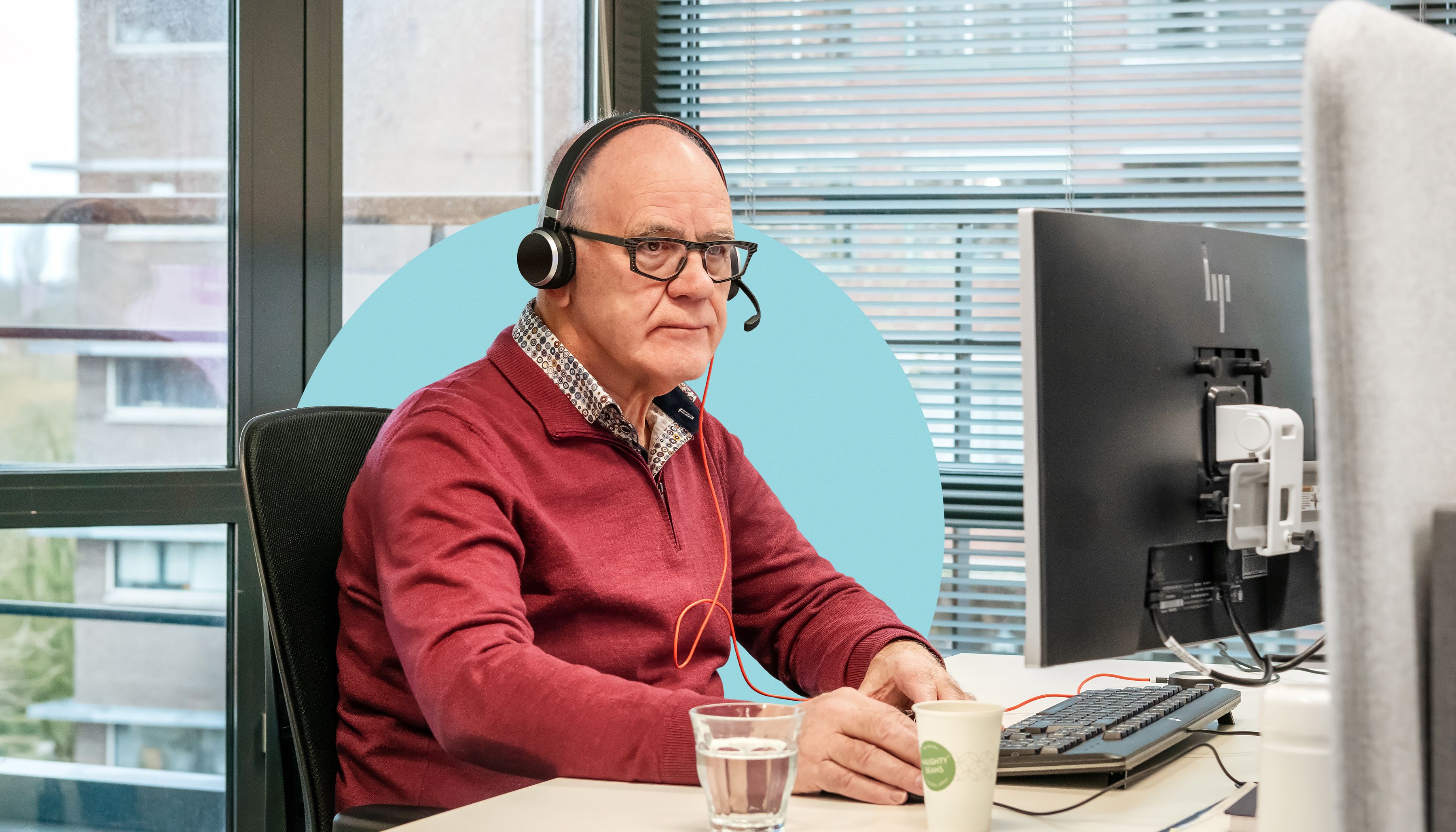 man aan het werk achter laptop