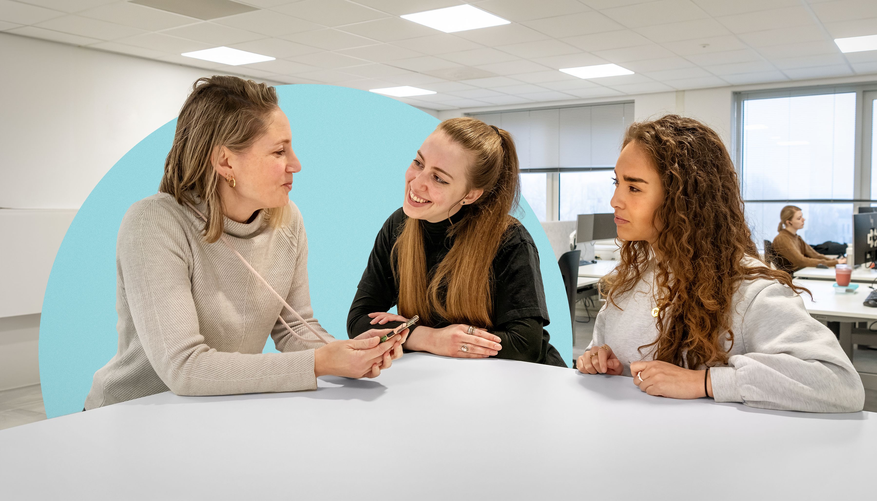 3 vrouwen in gesprek aan tafel