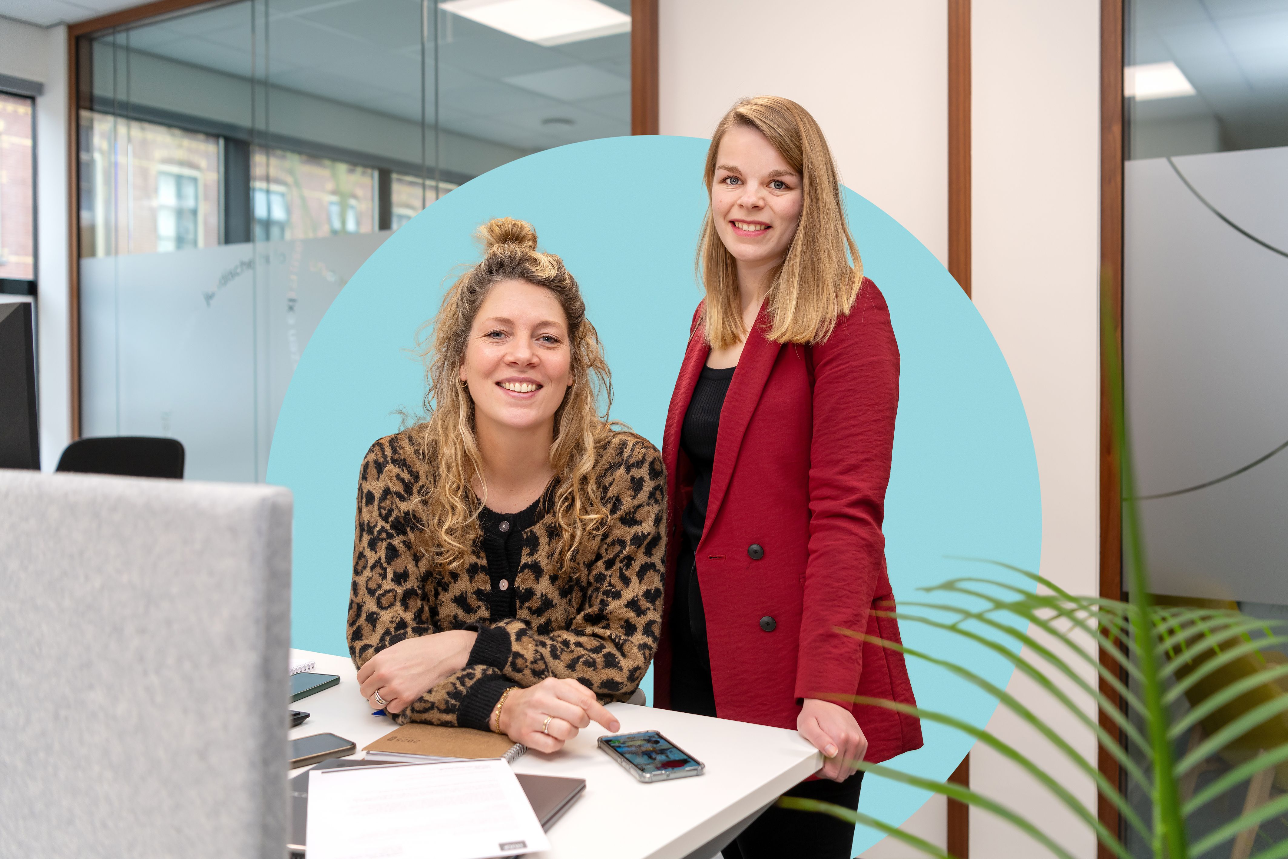 Twee collega's op de werkvloer
