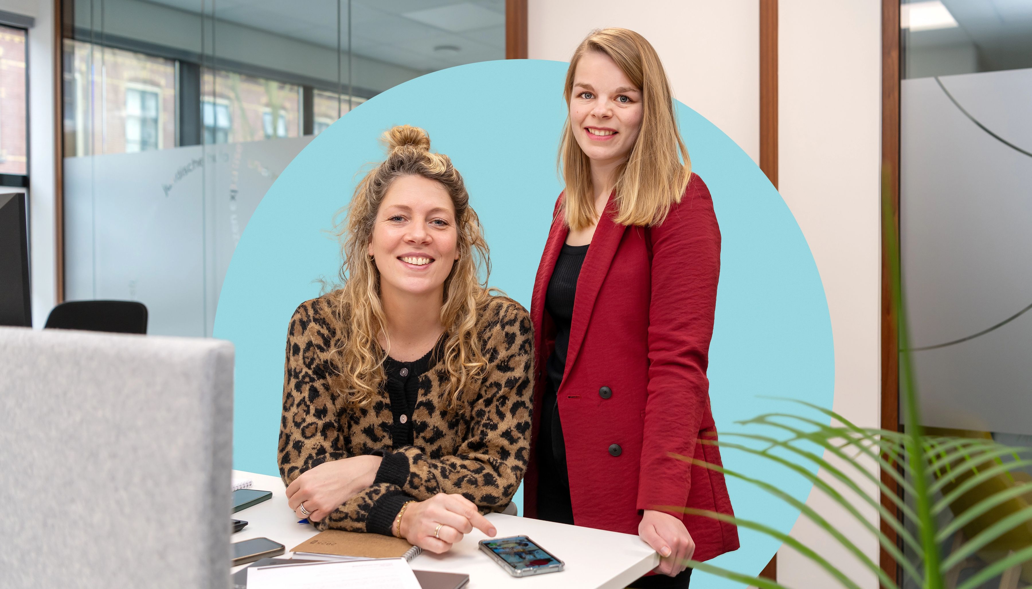 Twee collega's op de werkvloer