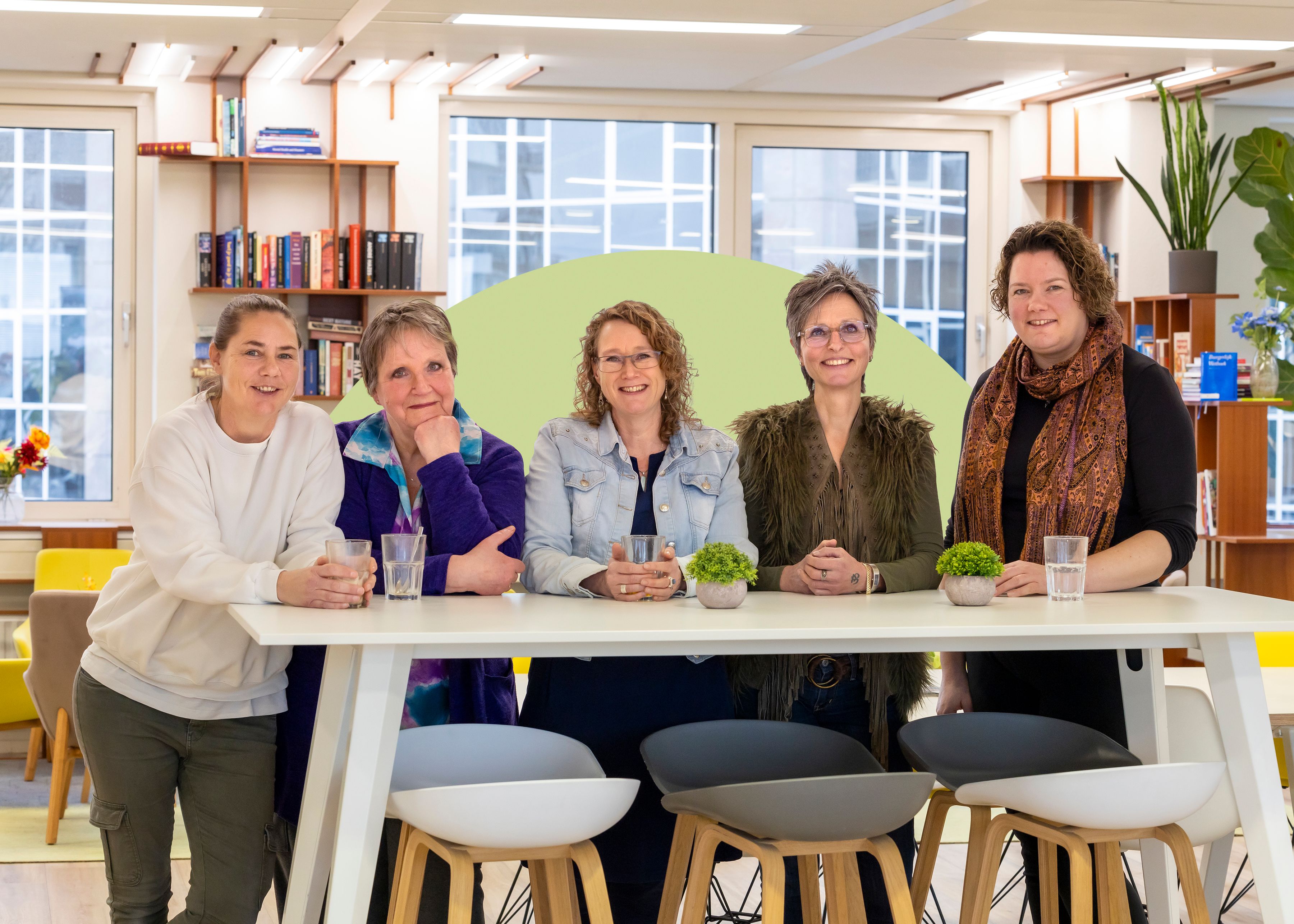Renée in gesprek met collega op kantoor