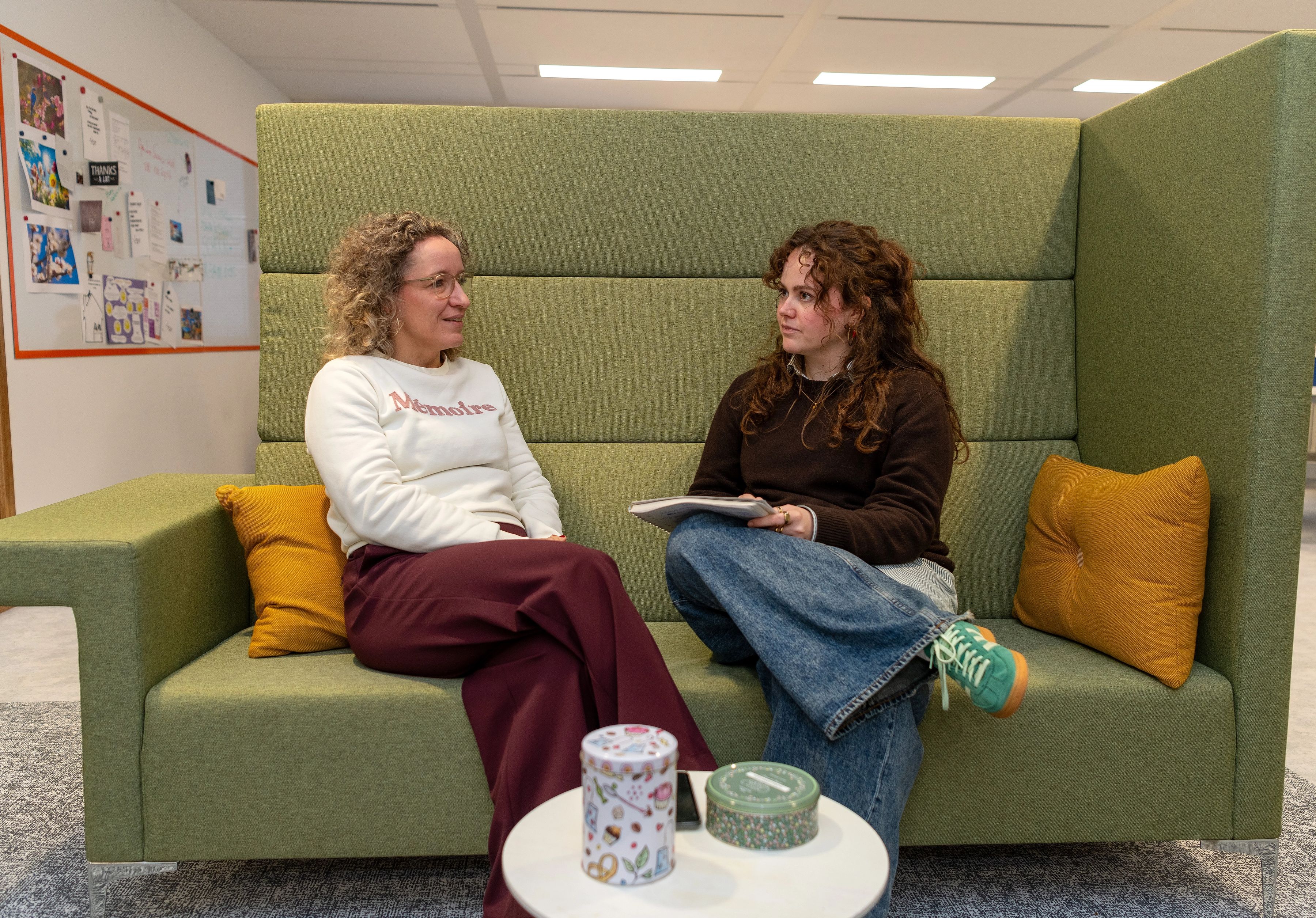 twee juridische collega's voeren een gesprek
