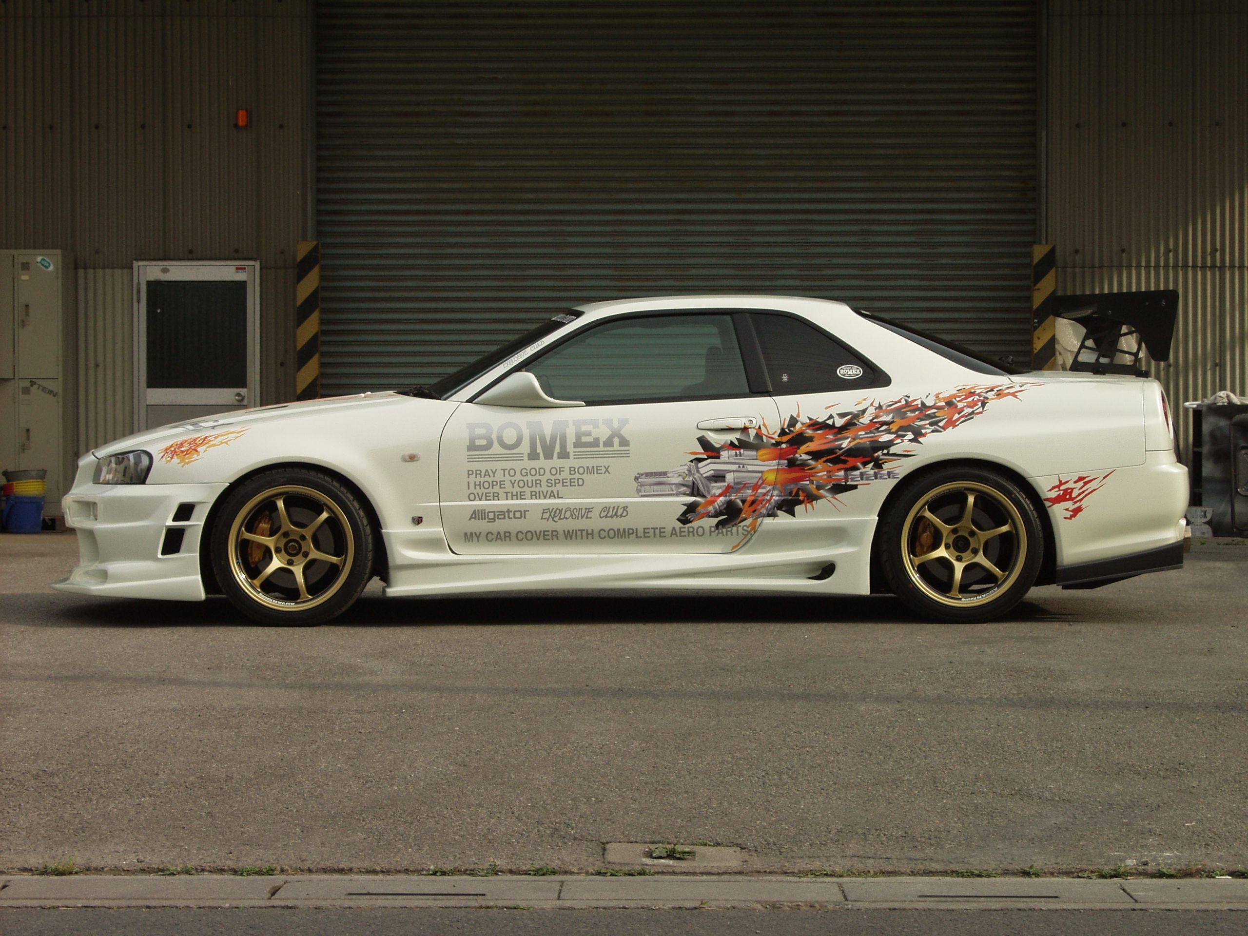 Side profile of the white BOMEX Nissan Skyline R34 GTR.