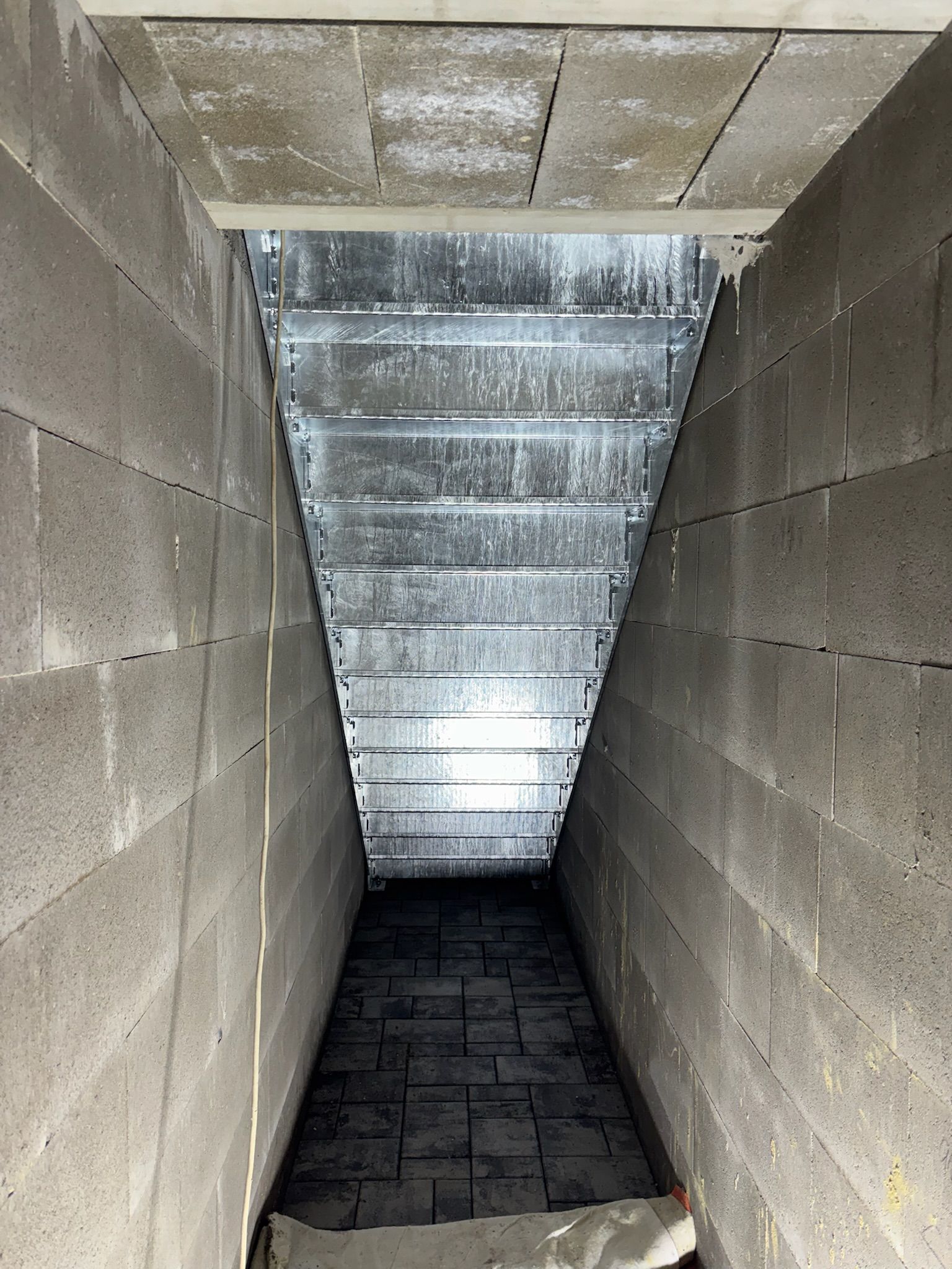 Schodiště do sklepa – plechová výplň, fotografie 2
