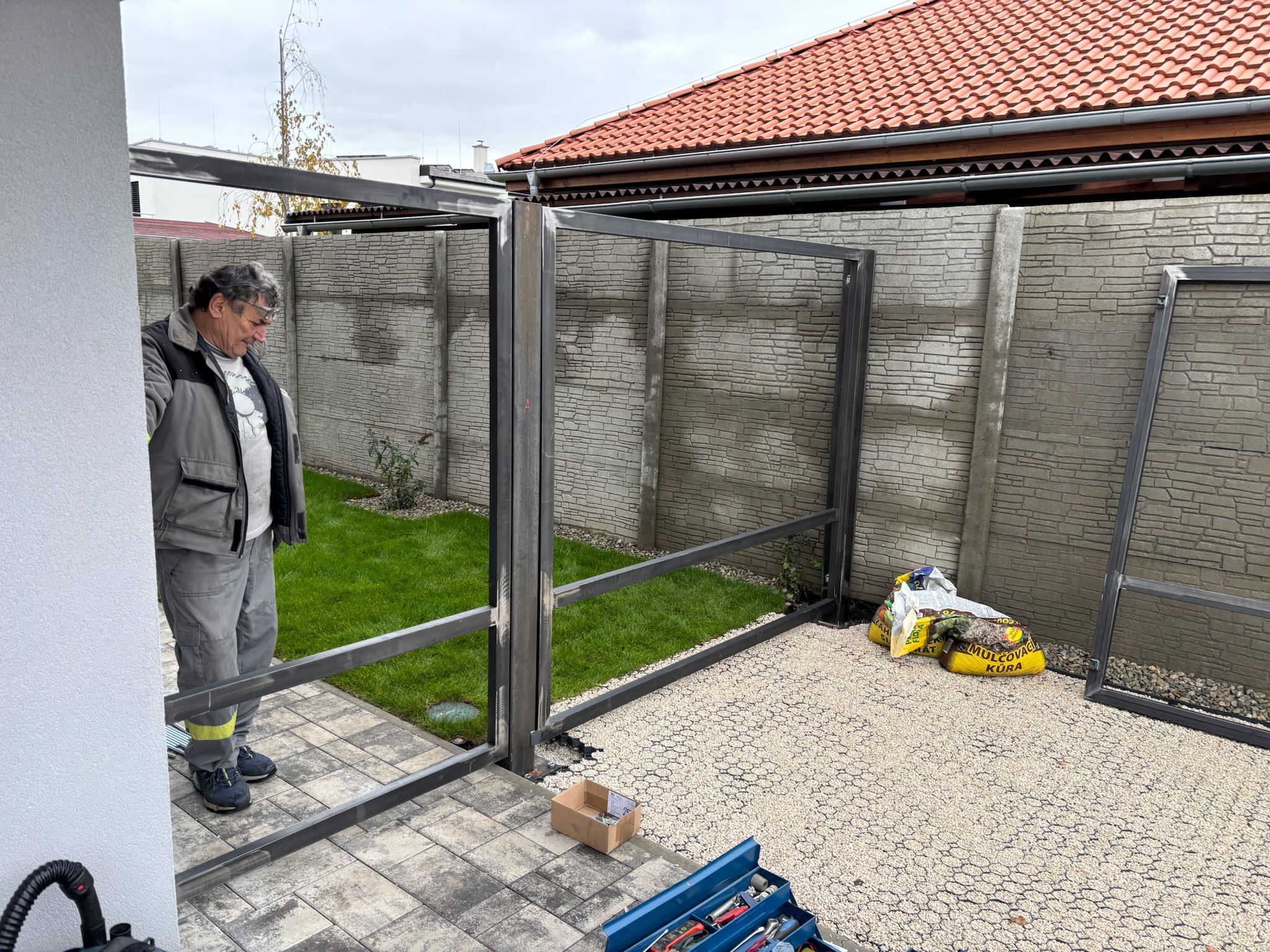 Dvoukřídlá brána s bránkou – antracit, fotografie 3