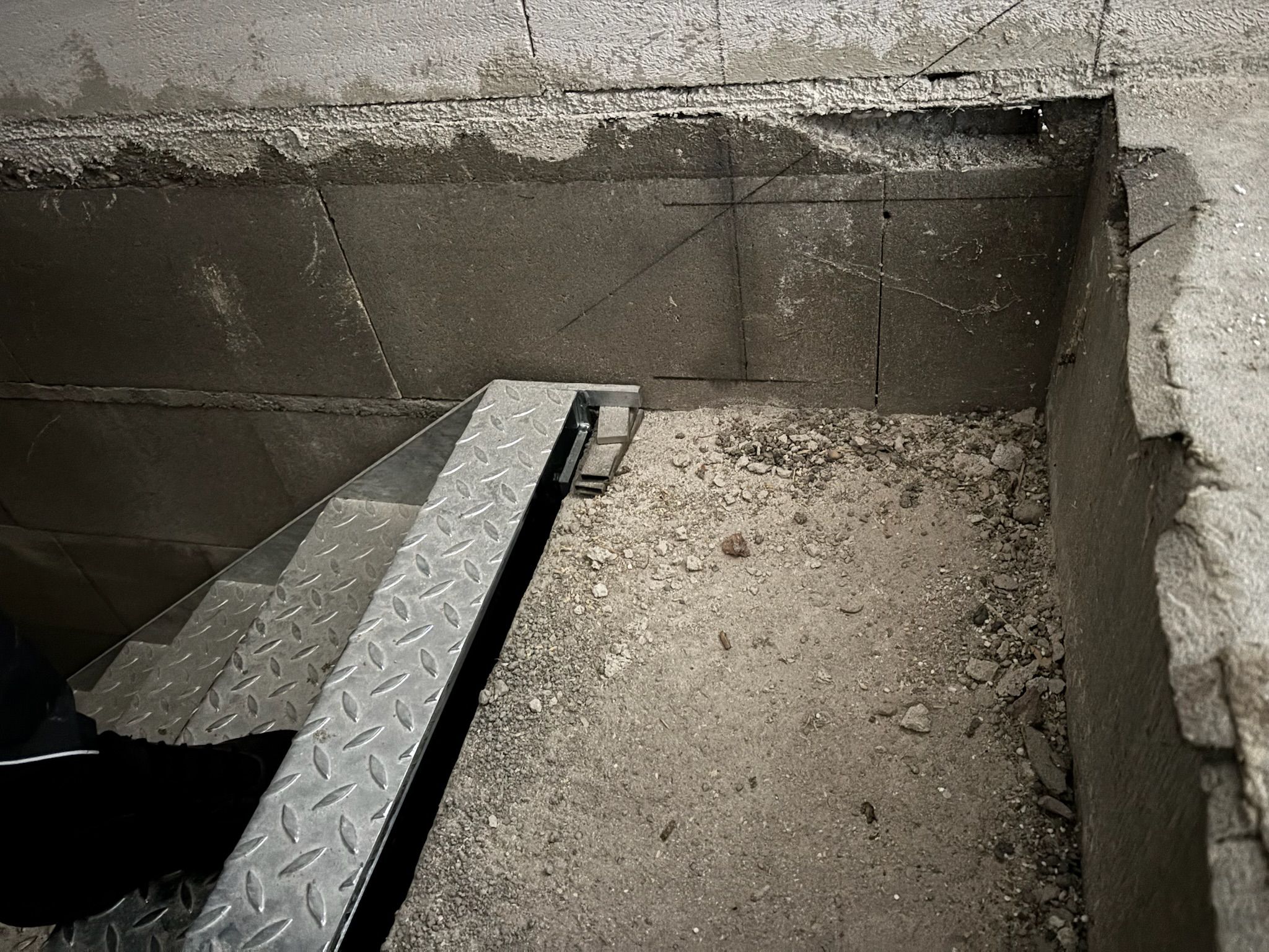 Schodiště do sklepa – plechová výplň, fotografie 4