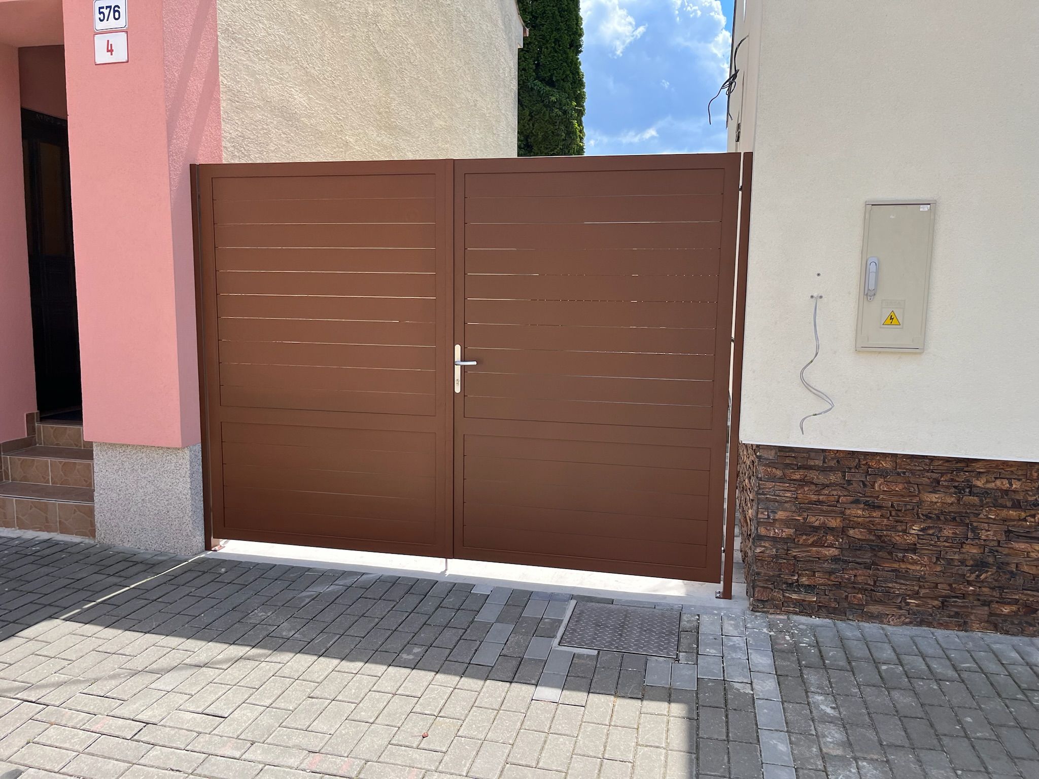 Dvoukřídlá brána – hnědý lak, fotografie 2