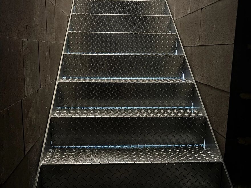 Schodiště do sklepa – plechová výplň