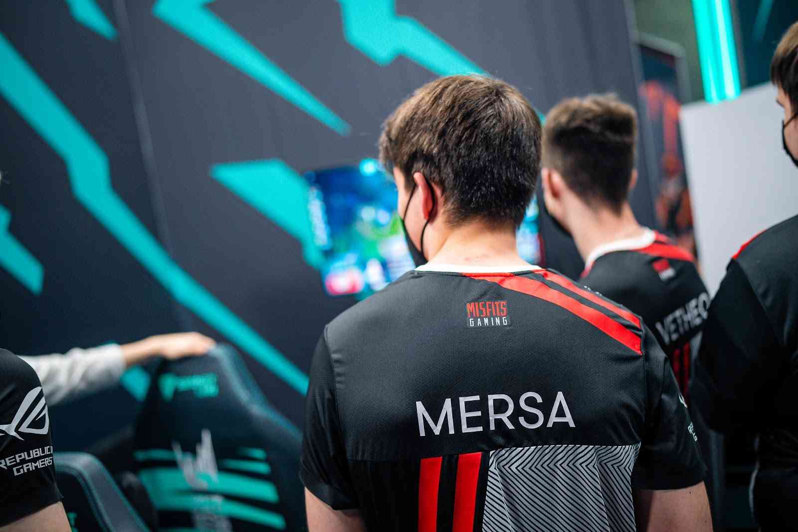 MSF Mersa walks on stage to play at the LEC, the back of his jersey with his name and the Misfits logo visible