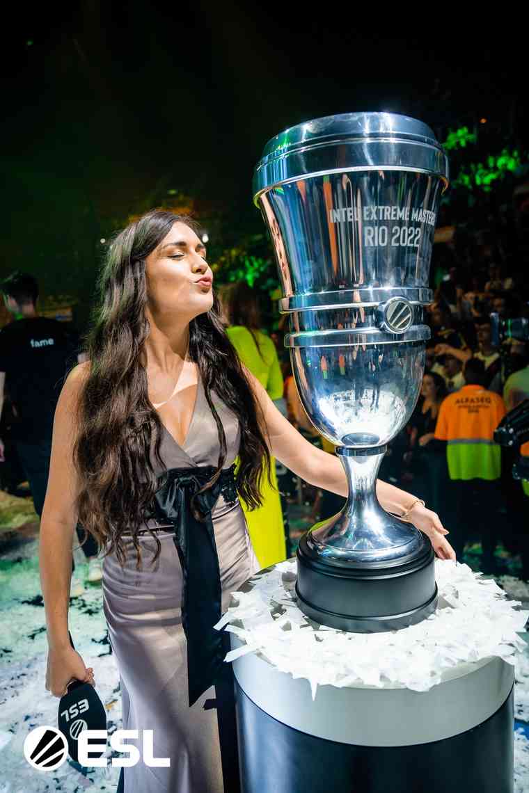 Heccu with the IEM Rio Major 2022 trophy. Credit: ESL/Michał Konkol
