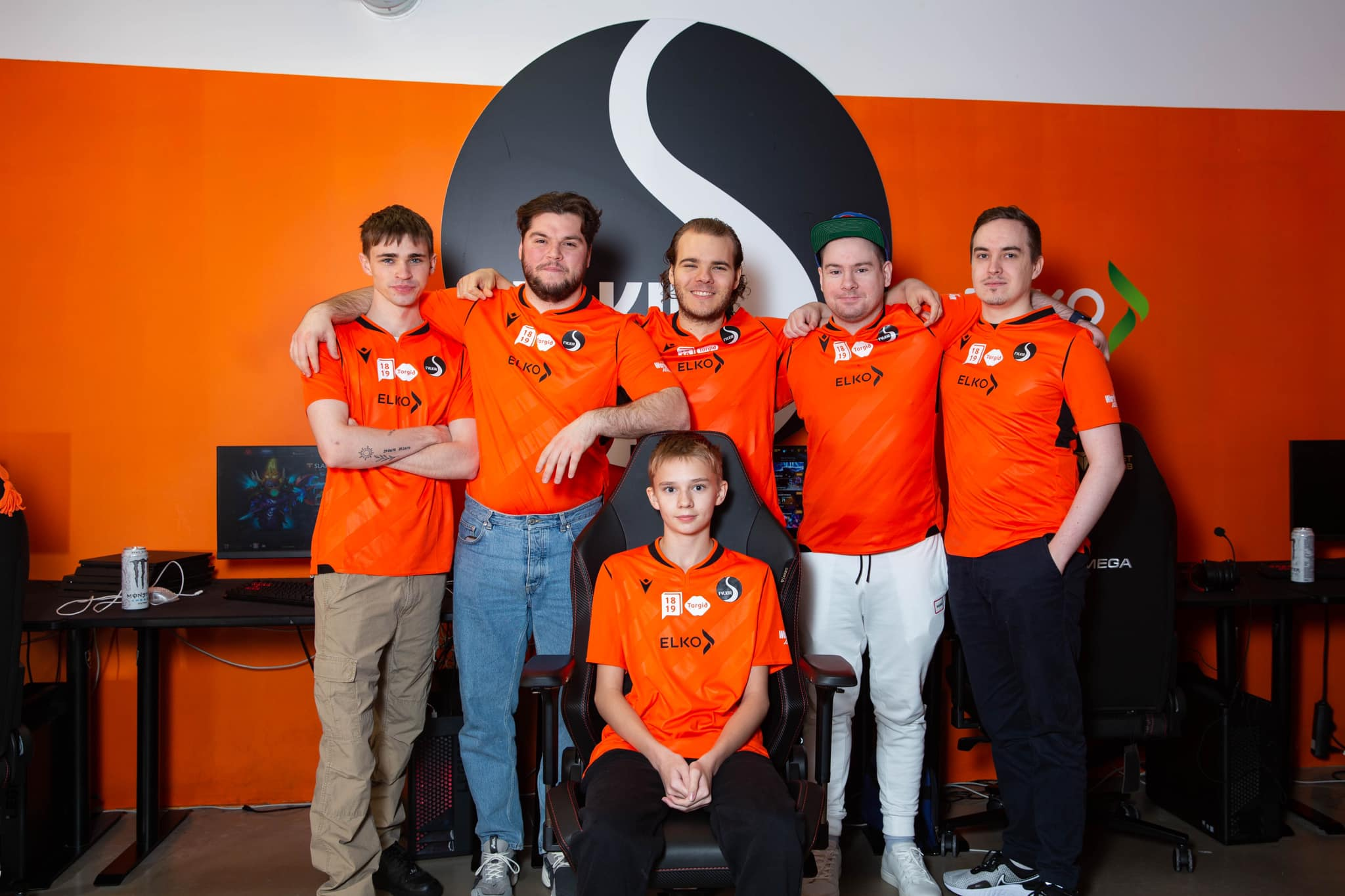 Fylkir Esports’ Dota 2 team  (Left to right: Consequence, Mojsla, Al­vöru­keyrsla, adaNte, Trummy; Center: Ic3Fog) (Credit: Rakel Guðmundsdóttir)