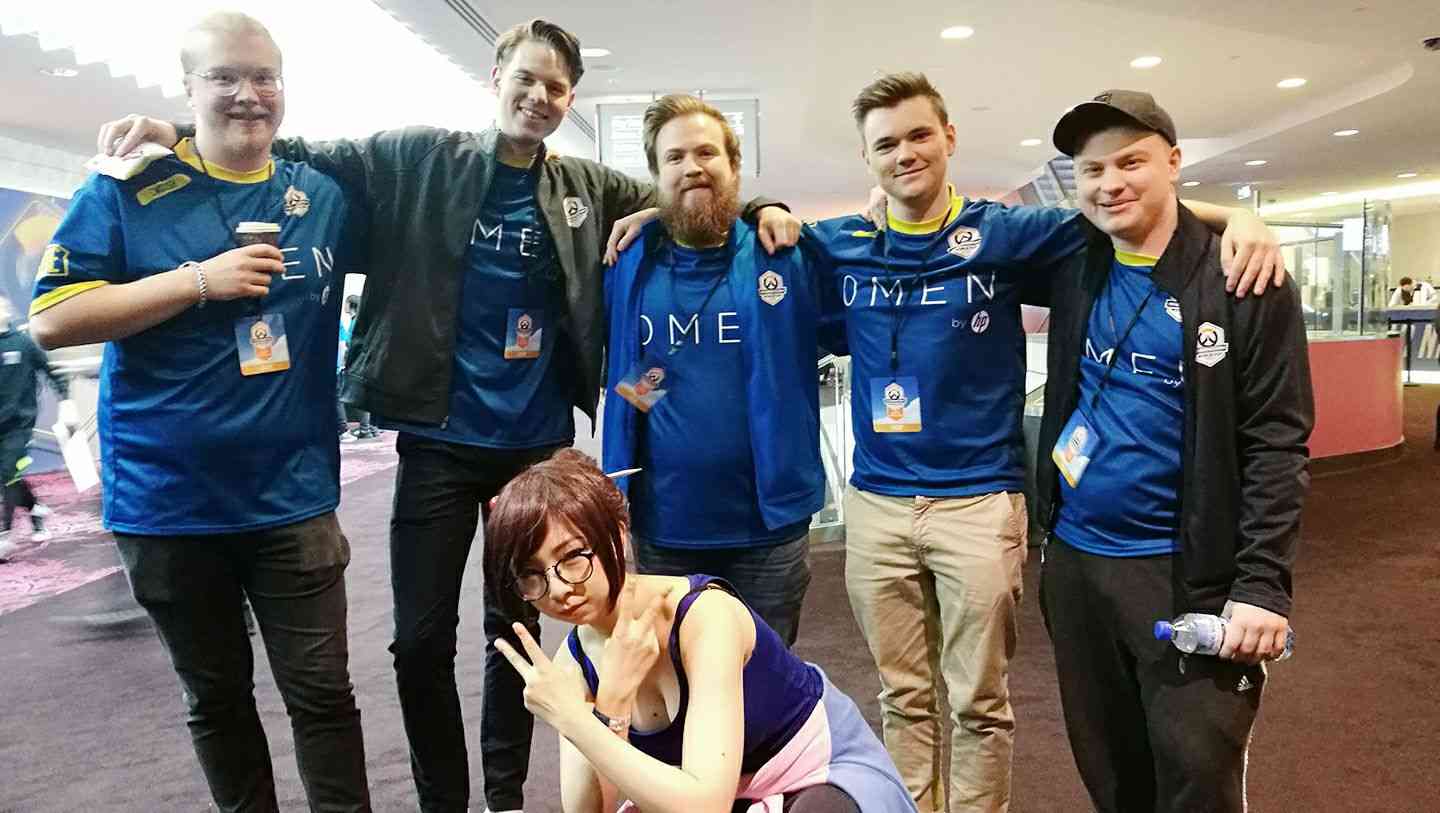 Sen with members of Team Sweden during the 2017 Overwatch World Cup Sydney Qualifiers 
