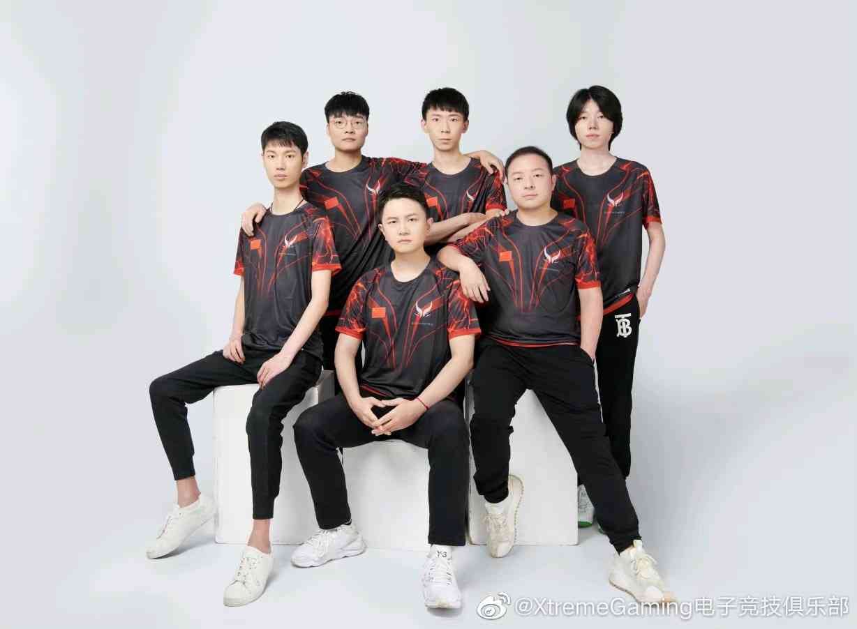 The roster for Xtreme Gaming pose together for a photo in their team jerseys 