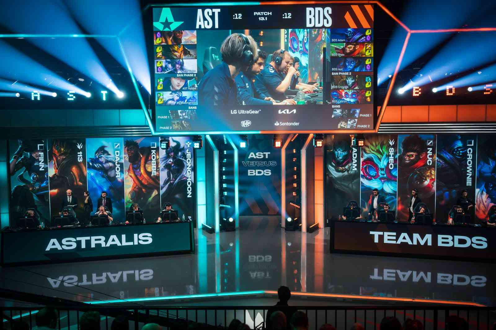 Astralis compete against BDS in the latest season of the LEC.