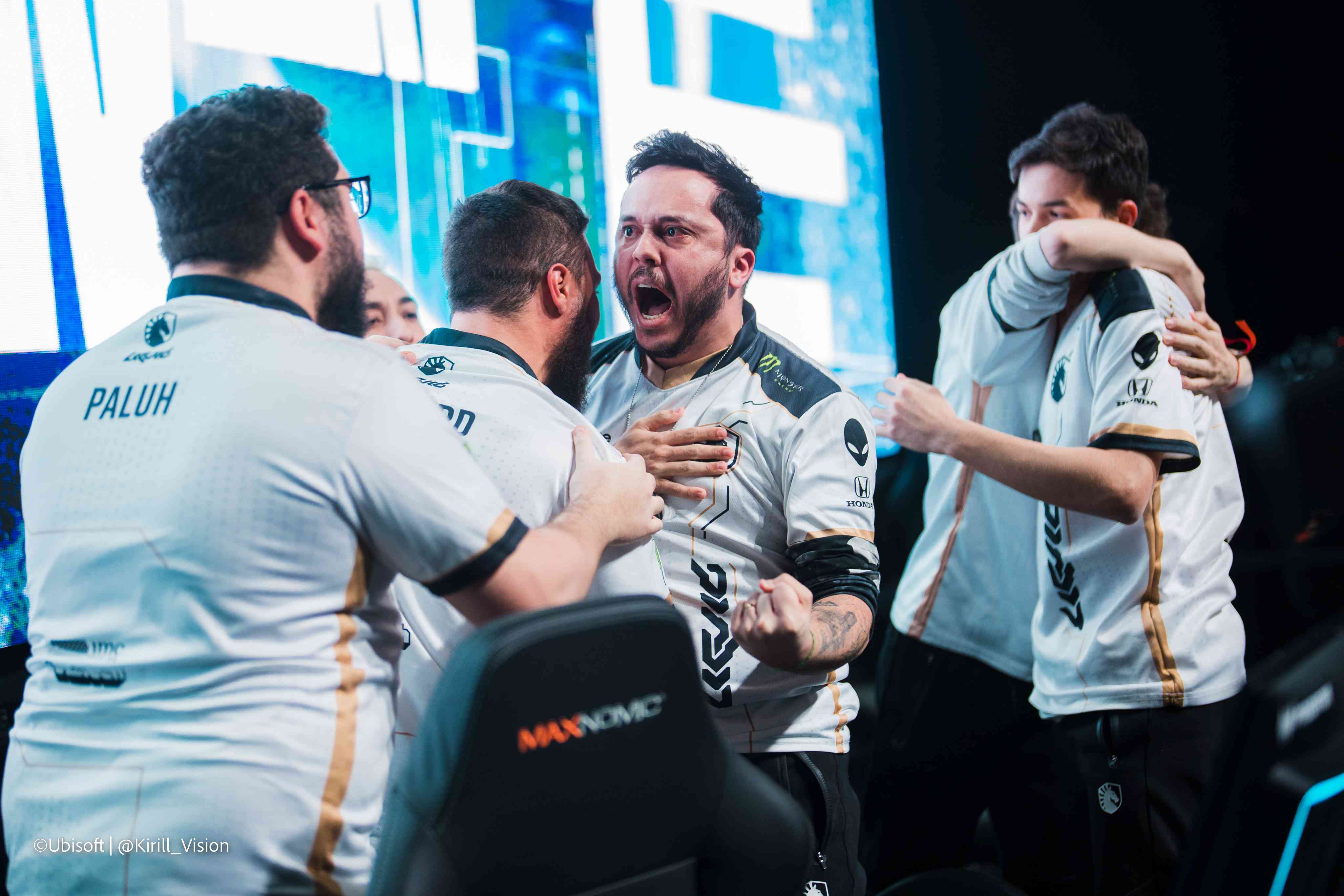 Team Liquid celebrate together after a win at the Six Major Jönköping
