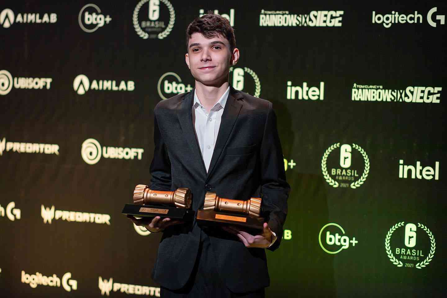 Fntzy wins the Rookie and Player of the Year 2021 awards at the Brazil Awards (Image Credits: Instagram/fntzyzillaa)
