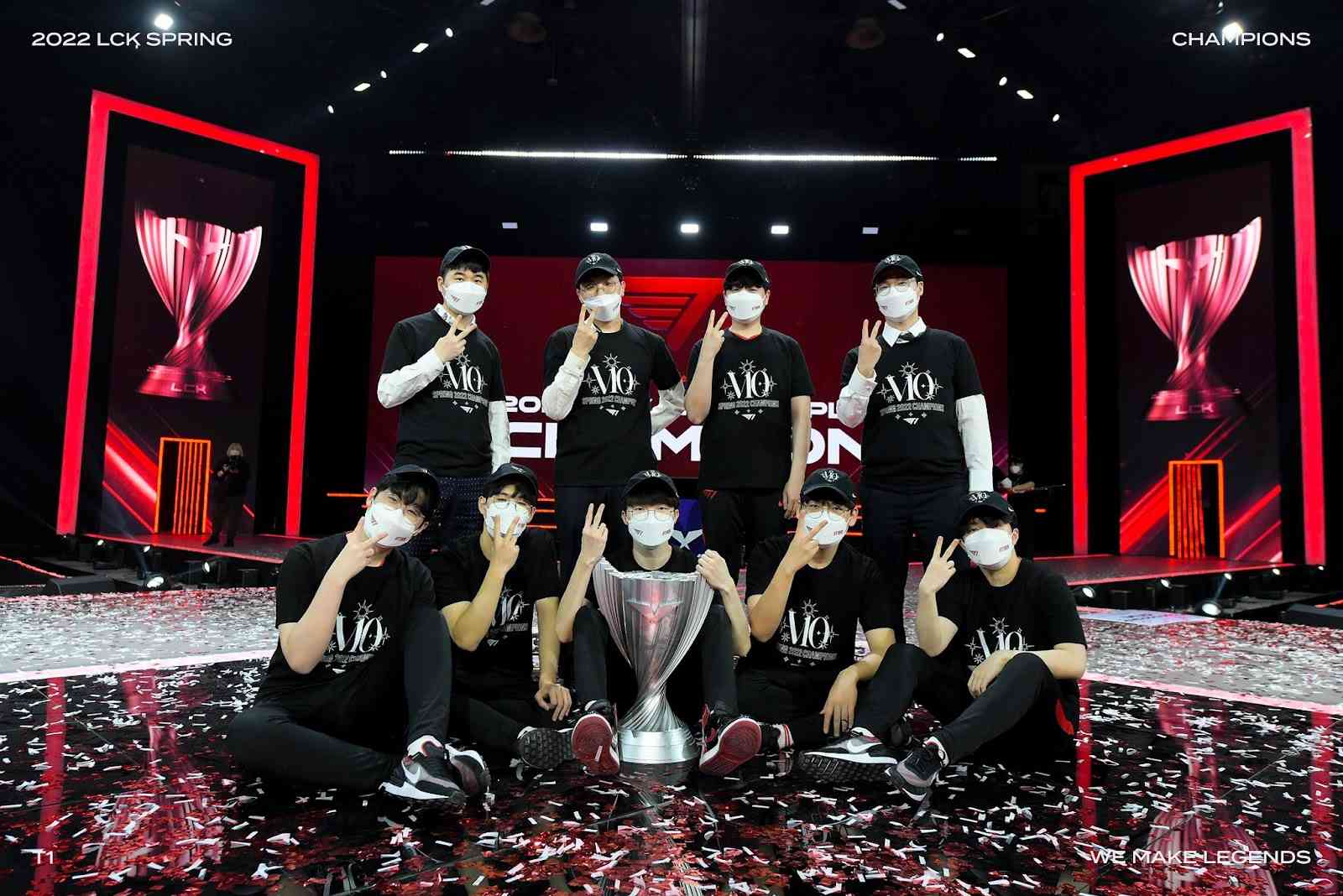 T1’s team picture following their 10th LCK title win. | Image via LCK on Twitter