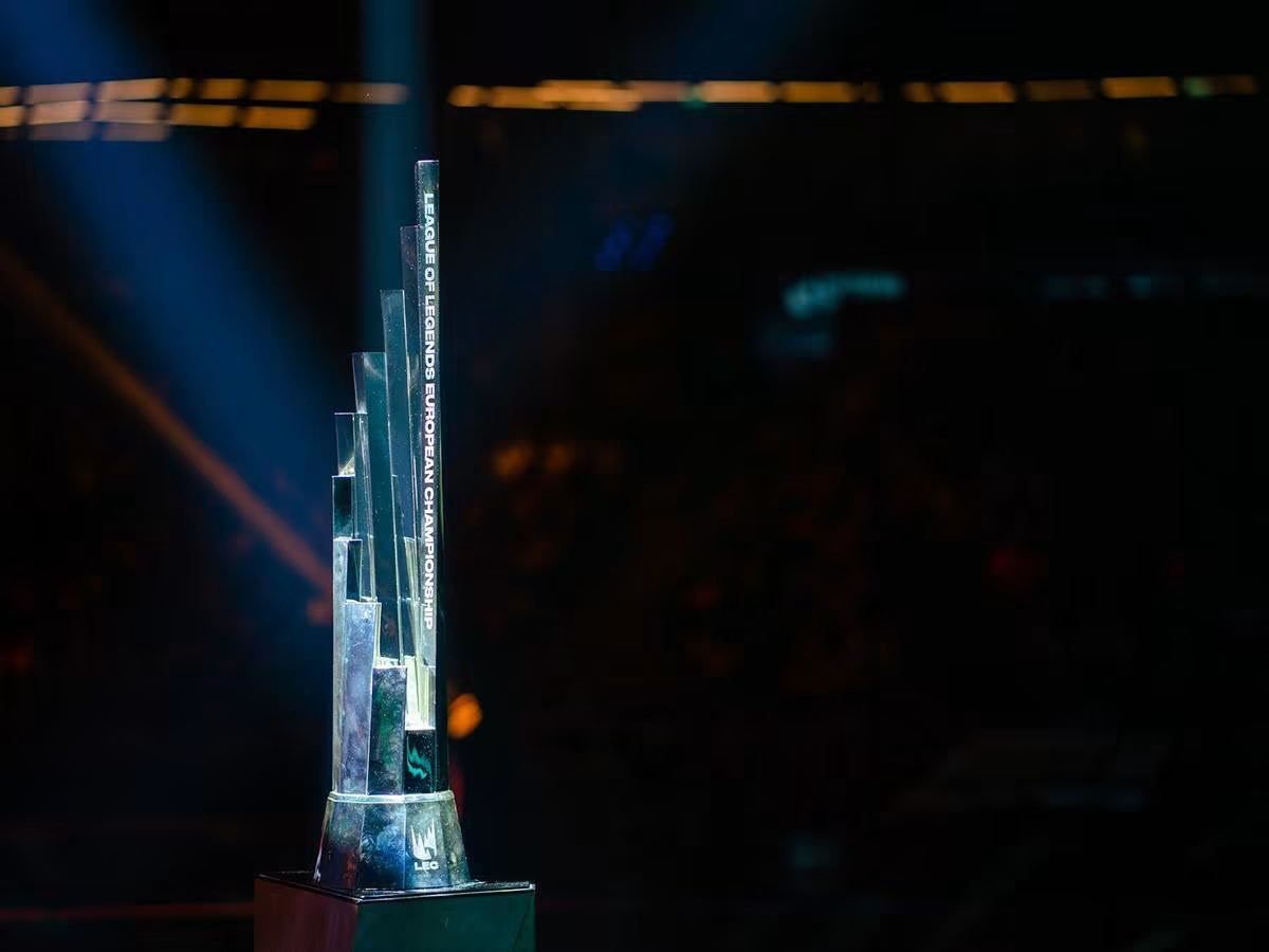 The meter-tall multi-metal trophy of the LEC. | Image via Riot Games ©