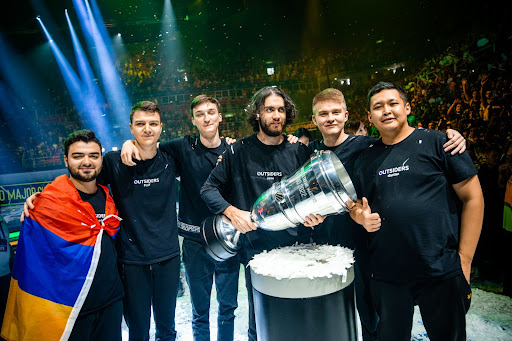 Outsiders with the trophy at the IEM Rio Major 2022 | Image: Copyright ESL | [Michal Konkol]