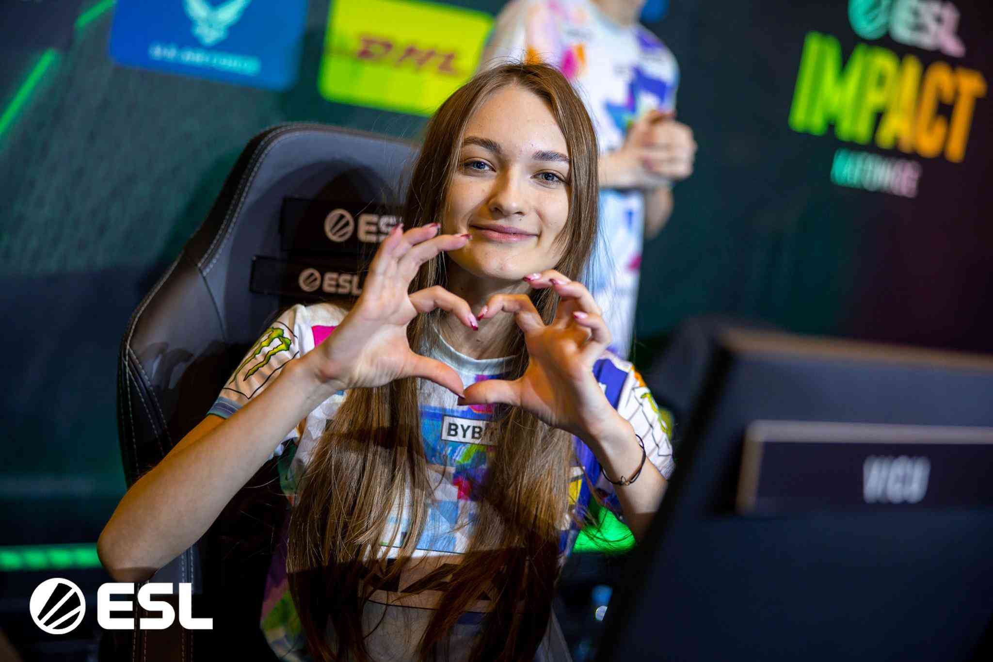 Navi Javelins IGL, Wiktoria "vicu" Janicka, makes a heart with her hands for the camera ahead of a game at ESL Katowice