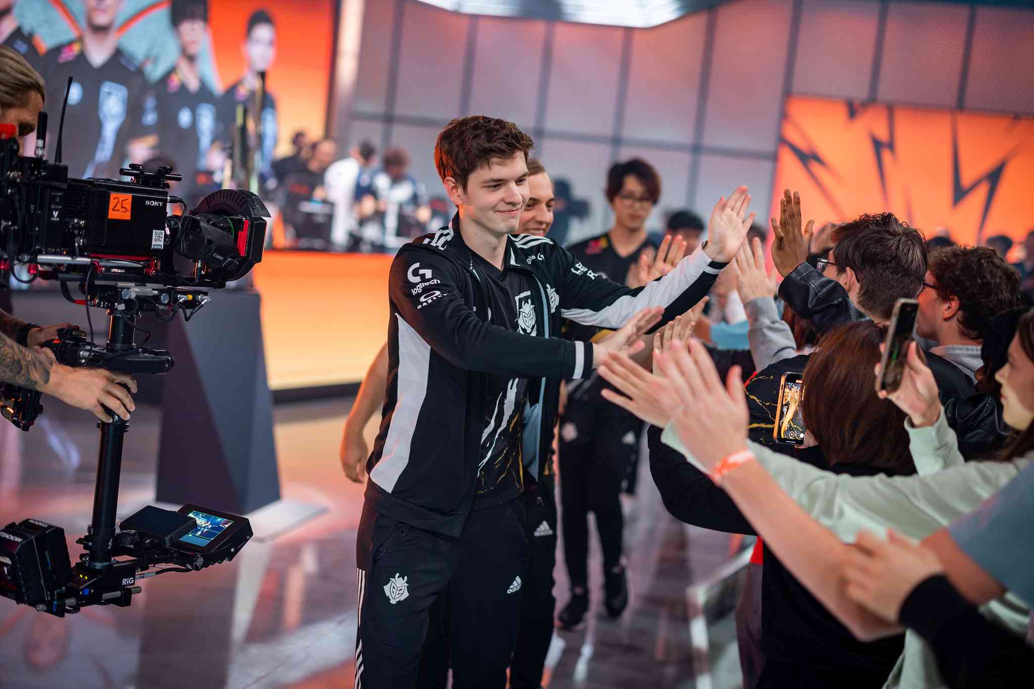 Fans lining up to high five victorious G2 players (Image Credits: Michal Konkol/Riot Games)