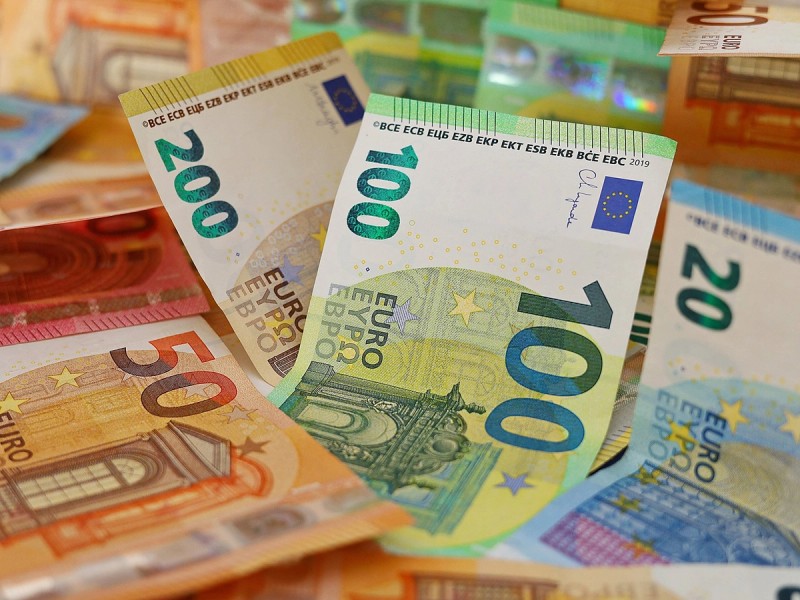 Mehrere Euro-Banknoten, darunter 100-, 50- und 20-Euro-Scheine, als Symbol für Geldanlagen und liquide Rücklagen.