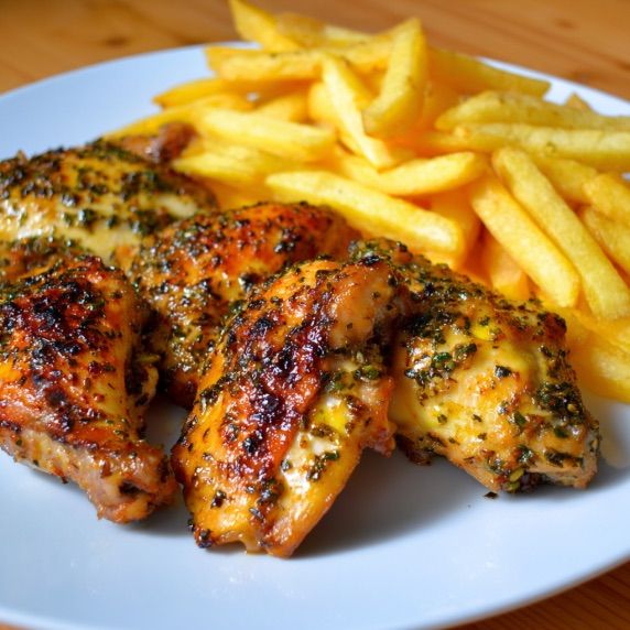 Hähnchen mariniert, aus dem Ofen mit Pommes