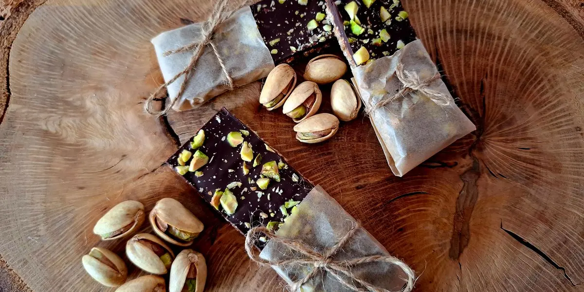 Wrapped pistachio kunafa Dubai chocolate bars ready for wholesale orders